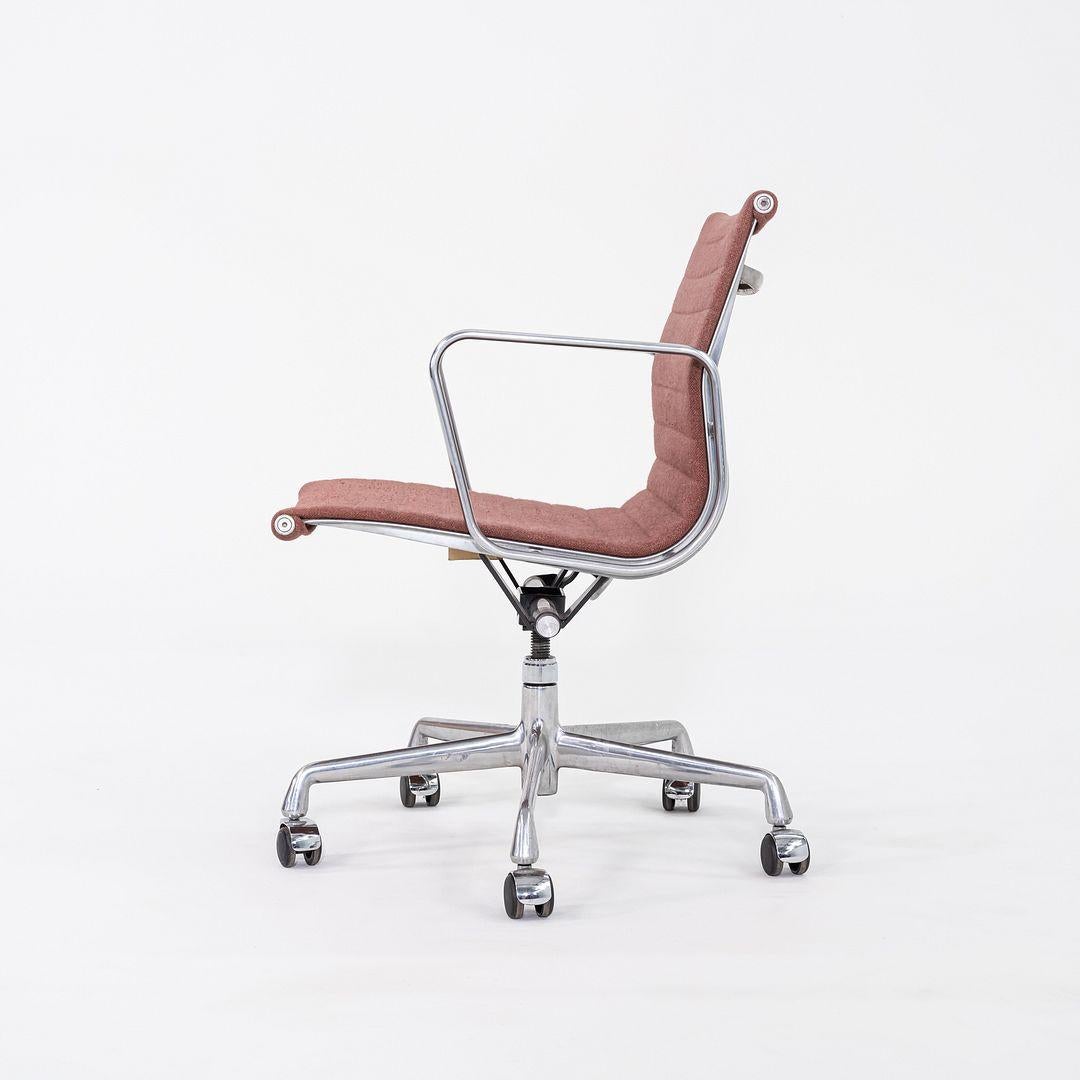Moderne Chaise de bureau des années 80 en aluminium Eames Group Management, tissu rose, Herman Miller en vente
