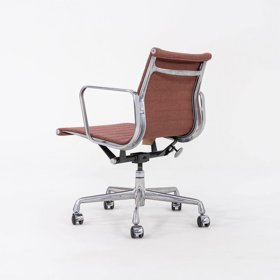 Américain Chaise de bureau des années 80 en aluminium Eames Group Management, tissu rose, Herman Miller en vente