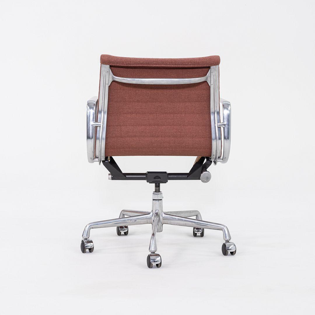 Chaise de bureau des années 80 en aluminium Eames Group Management, tissu rose, Herman Miller Bon état - En vente à Philadelphia, PA