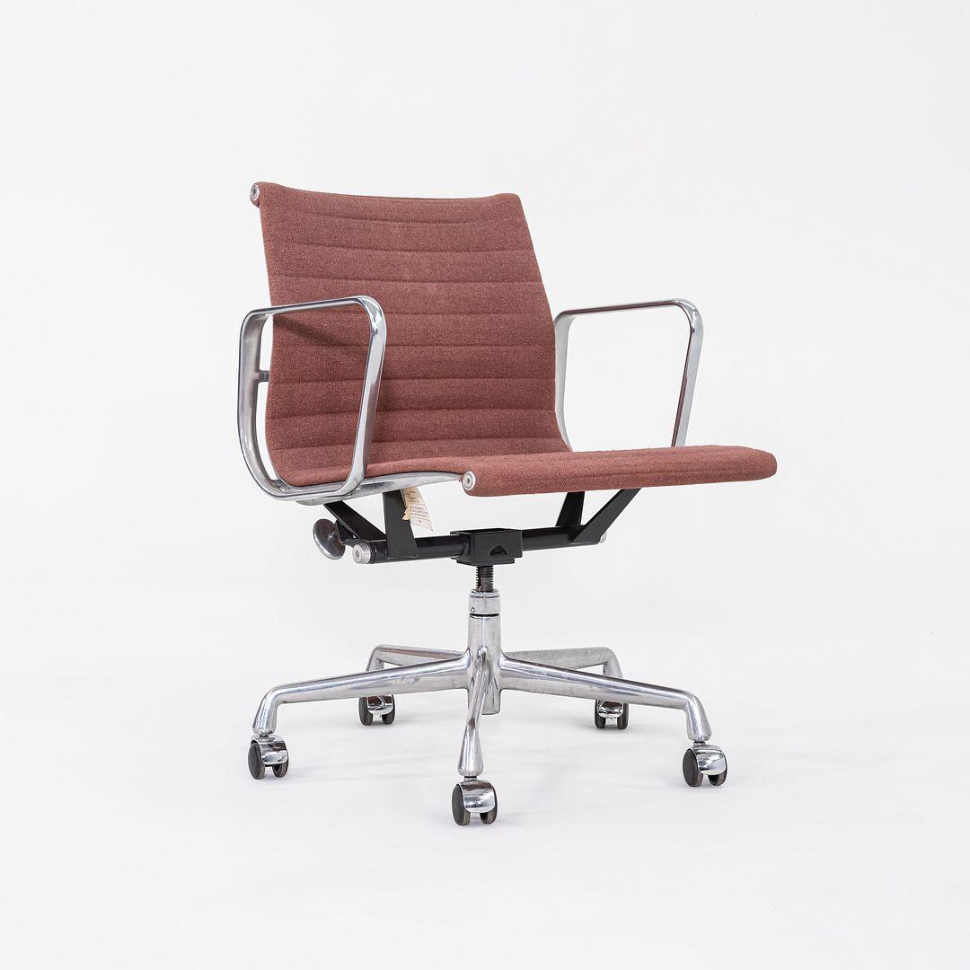 Fin du 20e siècle Chaise de bureau des années 80 en aluminium Eames Group Management, tissu rose, Herman Miller en vente
