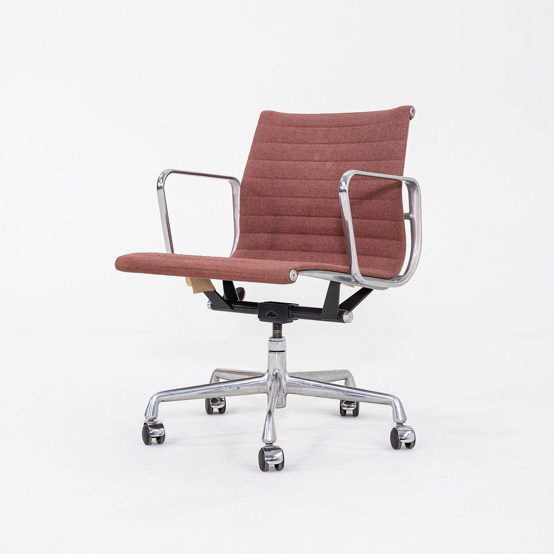 Cuir Chaise de bureau des années 80 en aluminium Eames Group Management, tissu rose, Herman Miller en vente