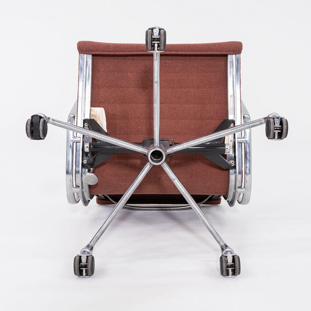 Chaise de bureau des années 80 en aluminium Eames Group Management, tissu rose, Herman Miller en vente 1
