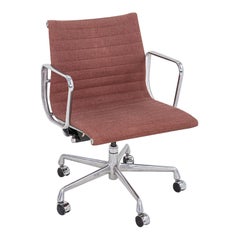 1980s Herman Miller Eames Aluminum Group Management Desk Chair in Pink Fabric