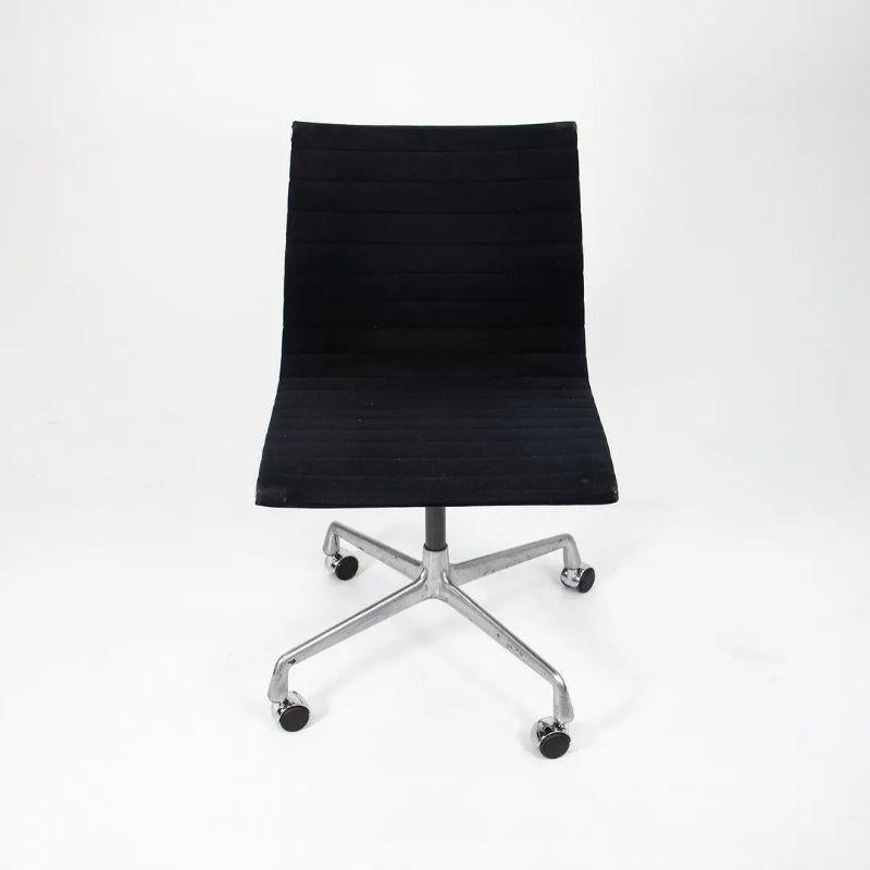 1980s Herman Miller Eames Aluminum Group Management Side Chairs in Black Fabric For Sale 2