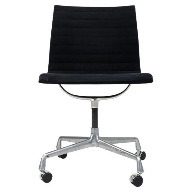 1980s Herman Miller Eames Aluminum Group Management Side Chairs in Black Fabric For Sale