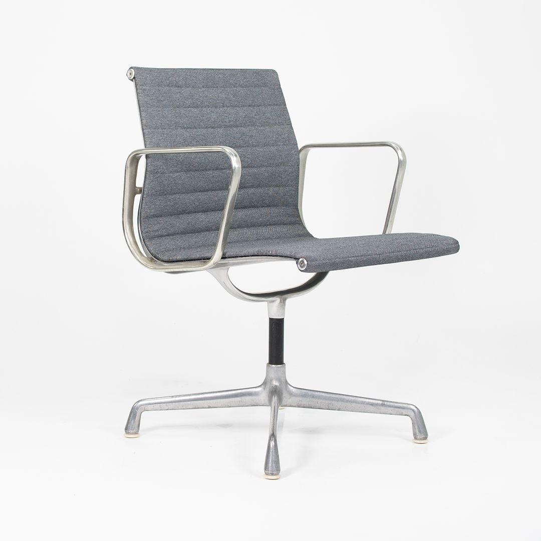 1980s Herman Miller Eames Aluminum Group Side / Desk Chair in Gray/Blue Fabric In Good Condition In Philadelphia, PA