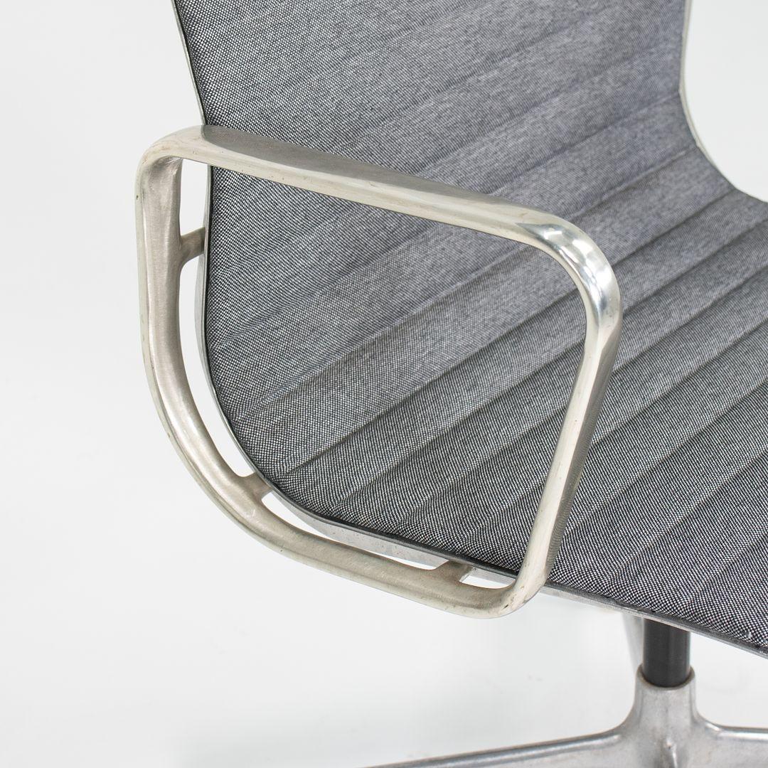 Late 20th Century 1980s Herman Miller Eames Aluminum Group Side / Desk Chair in Gray/Blue Fabric