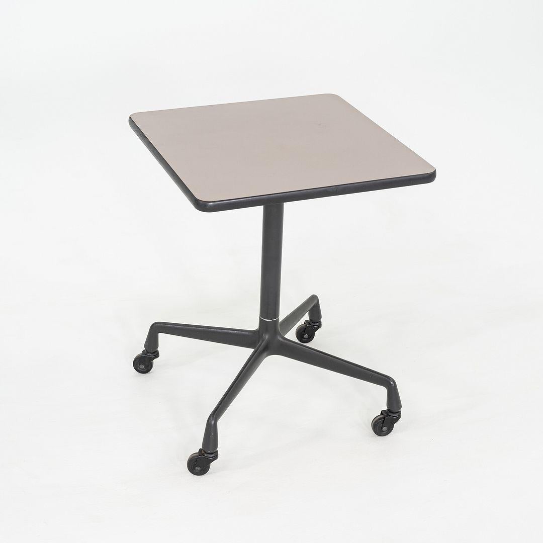 1980s Herman Miller Eames Rolling Side Table on Universal Base 20in im Zustand „Gut“ im Angebot in Philadelphia, PA