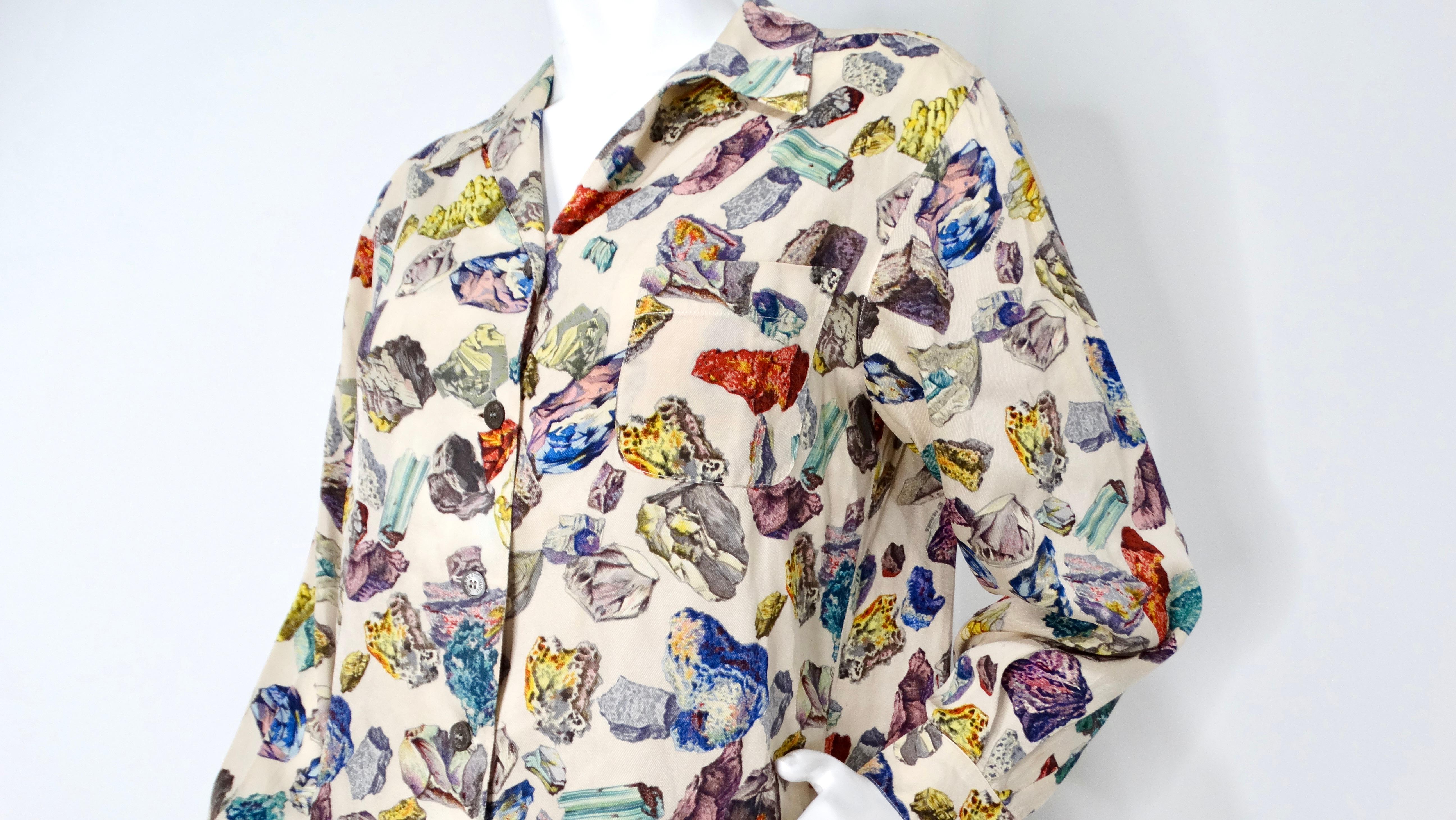 Eleva il tuo guardaroba con questo splendido top con bottoni in seta stampata Hermès Mineraux Geo Rock Print degli anni '80. Questo pezzo squisito presenta una vibrante stampa rupestre multicolore che cattura l'essenza della bellezza della natura,
