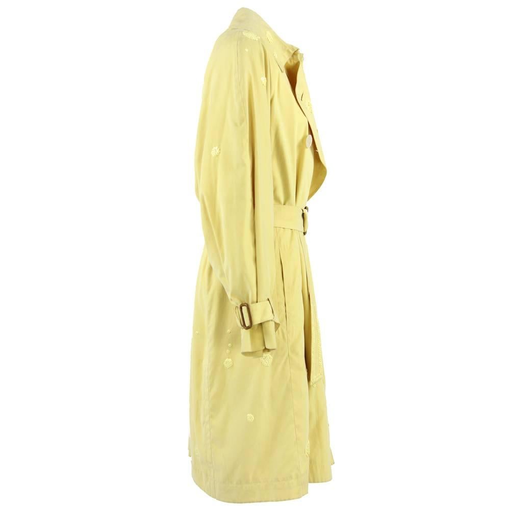 Lovely Hermès raincoat, in polyester, fully lined.
It has been embellished with sequins by A.N.G.E.L.O's tailors.
Please note that the item has some stains, as shown in the picture.

Measurements:
sleeve: 61 cm
shoulders. 44 cm
length 106 cm
Size 38