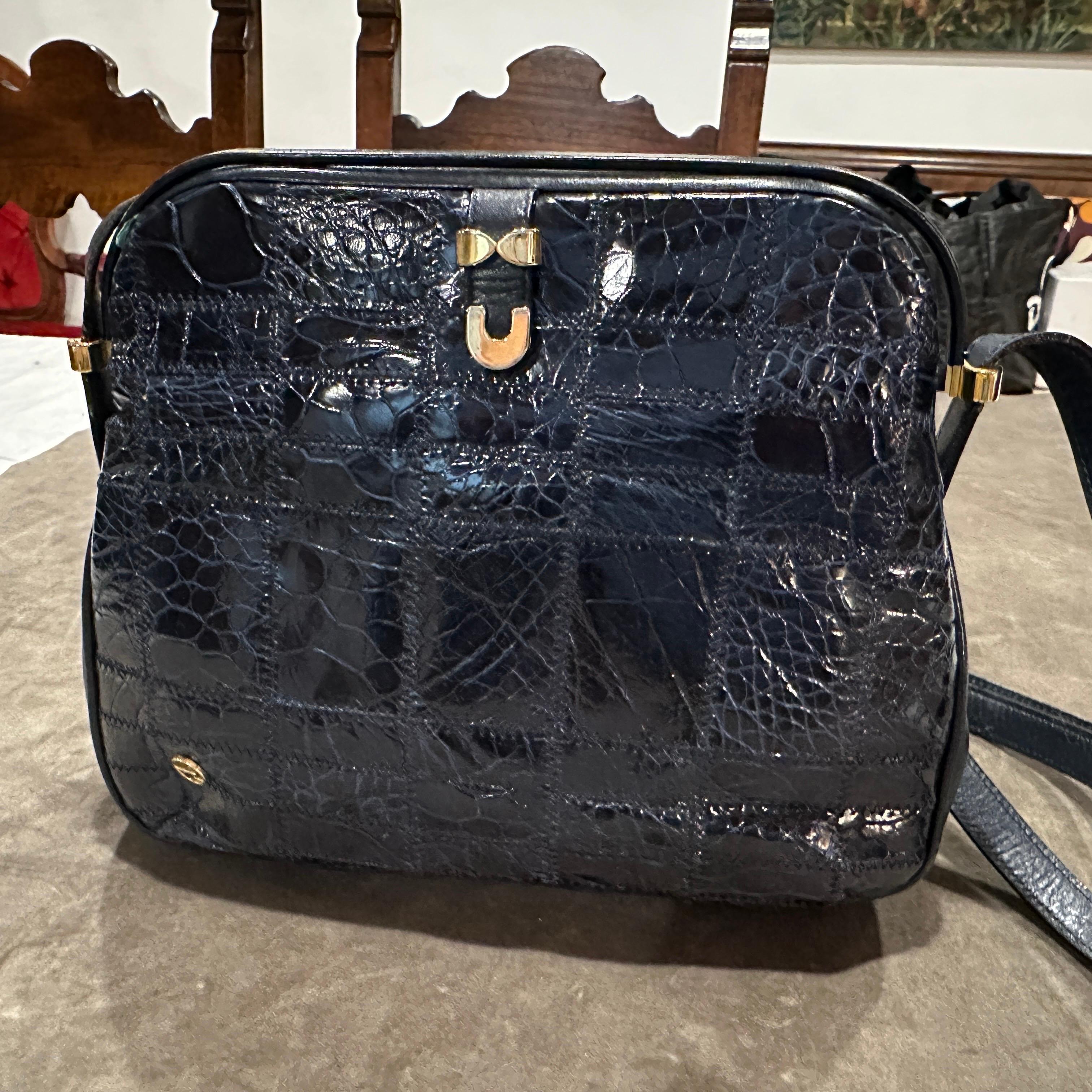 Sac à bandoulière en cuir bleu et quincaillerie en laiton de haute qualité des années 1980 par Zenith en vente 6