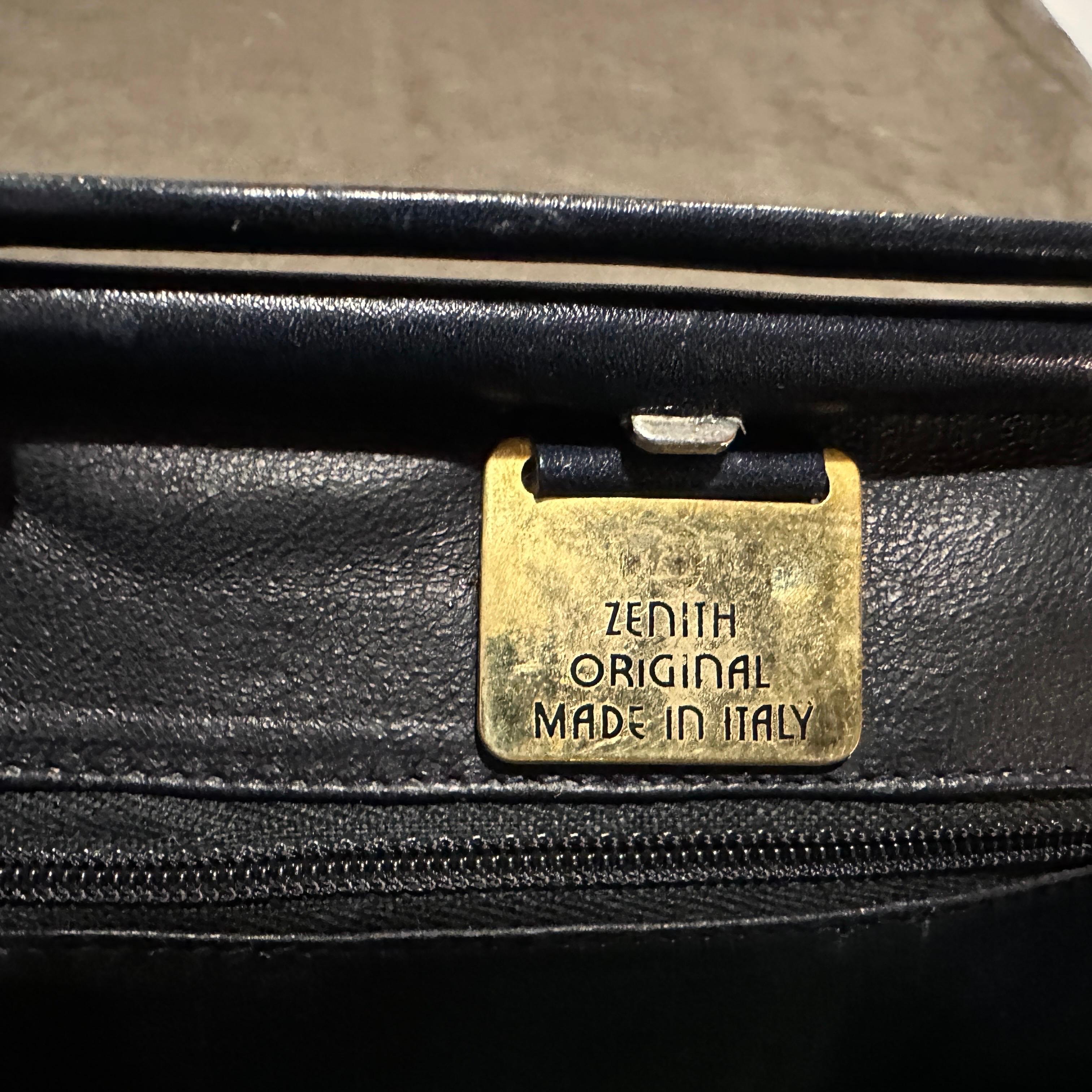 Sac à bandoulière en cuir bleu et quincaillerie en laiton de haute qualité des années 1980 par Zenith en vente 7