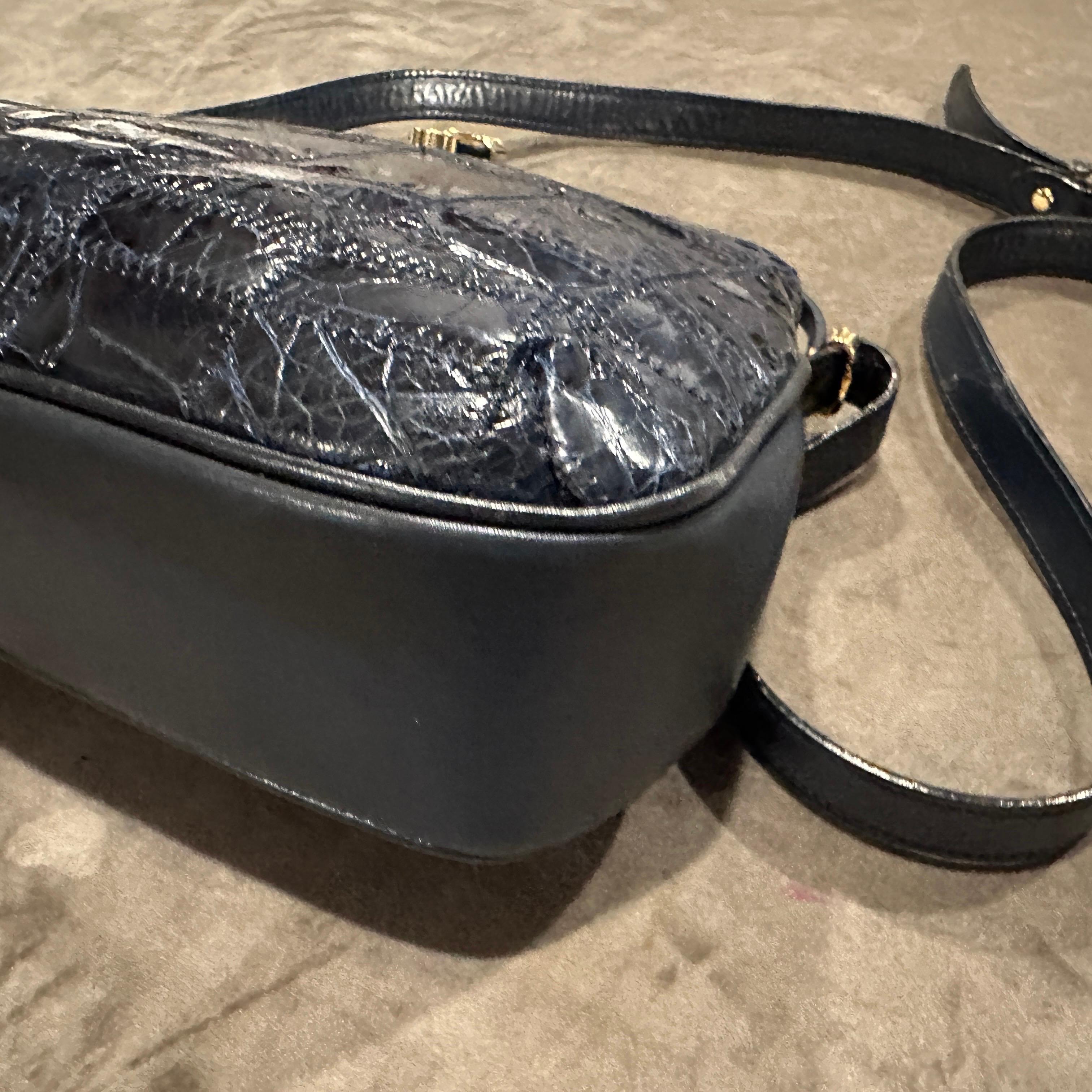 Sac à bandoulière en cuir bleu et quincaillerie en laiton de haute qualité des années 1980 par Zenith en vente 9
