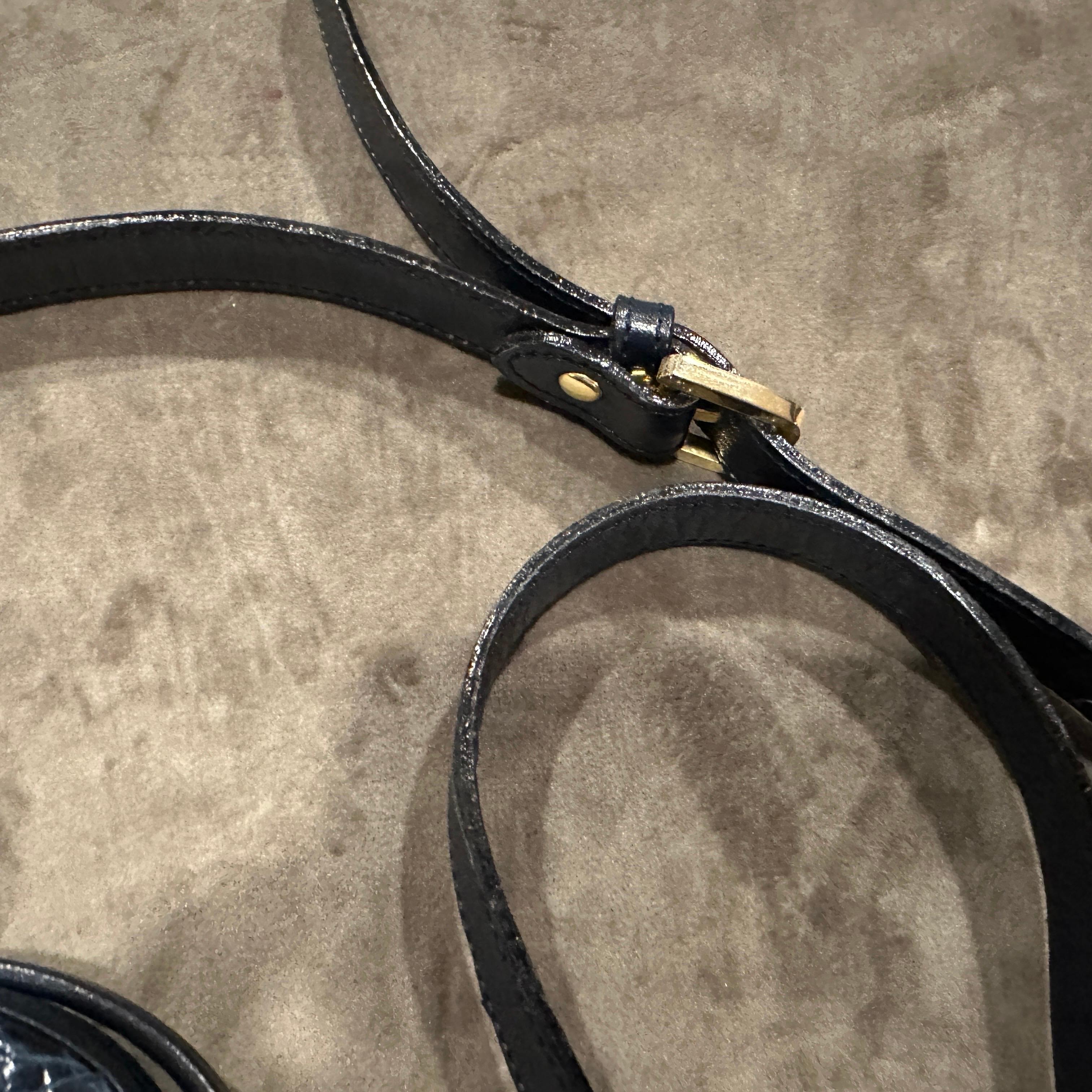 Sac à bandoulière en cuir bleu et quincaillerie en laiton de haute qualité des années 1980 par Zenith en vente 10