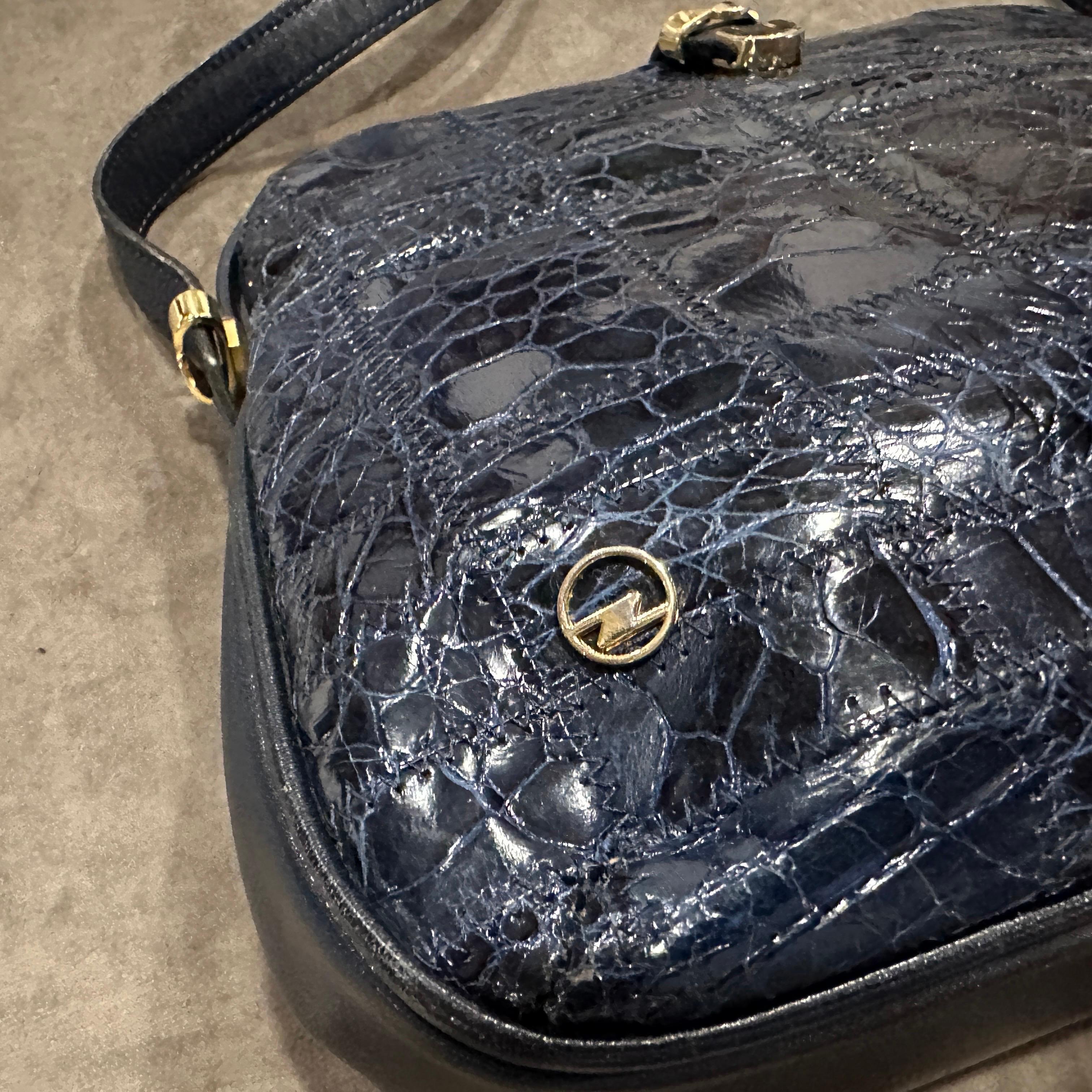 Sac à bandoulière en cuir bleu et quincaillerie en laiton de haute qualité des années 1980 par Zenith en vente 11