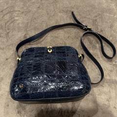 1980er Jahre Hochwertige Umhängetasche aus blauem Leder und Messingbeschlägen von Zenith