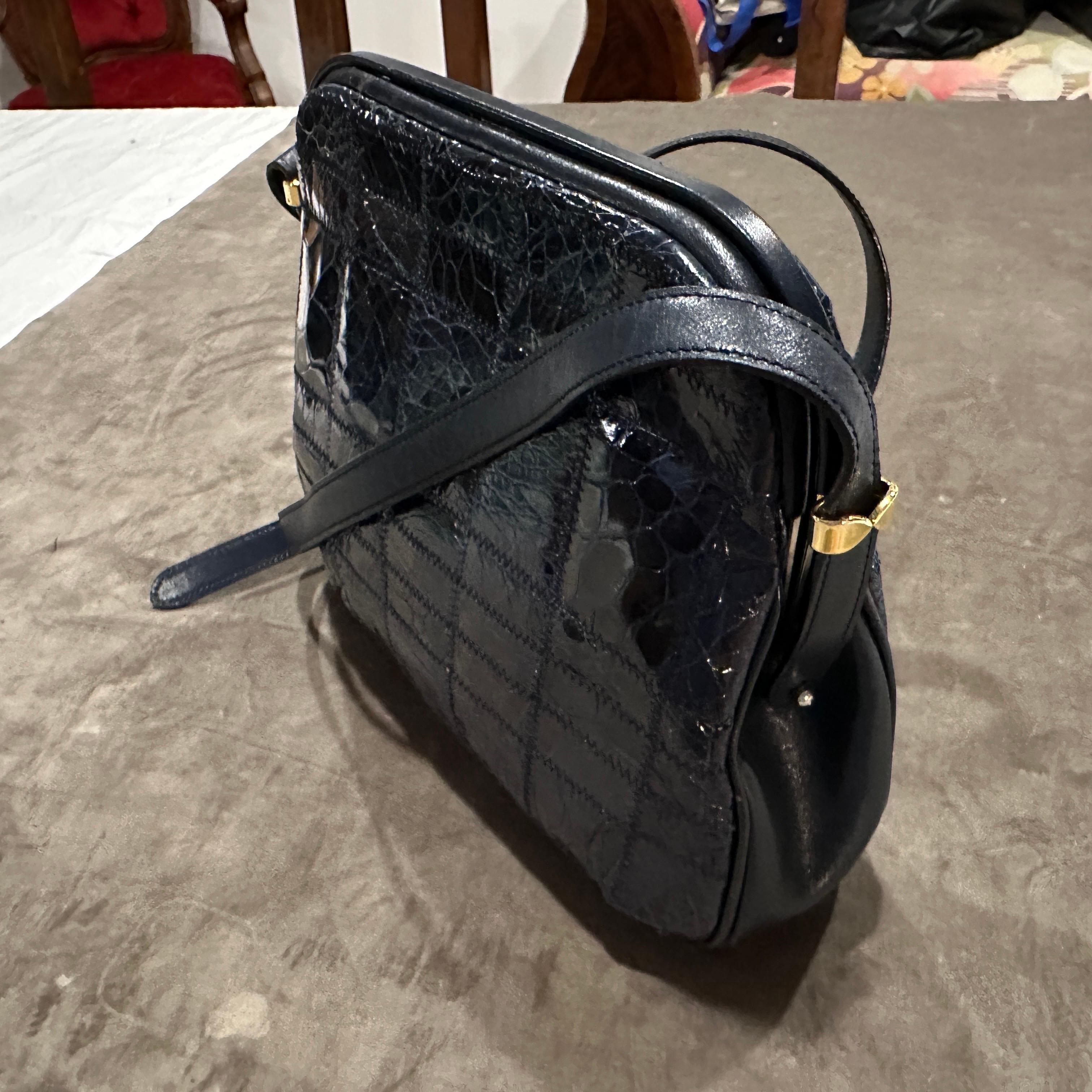Sac à bandoulière en cuir bleu et quincaillerie en laiton de haute qualité des années 1980 par Zenith en vente 2