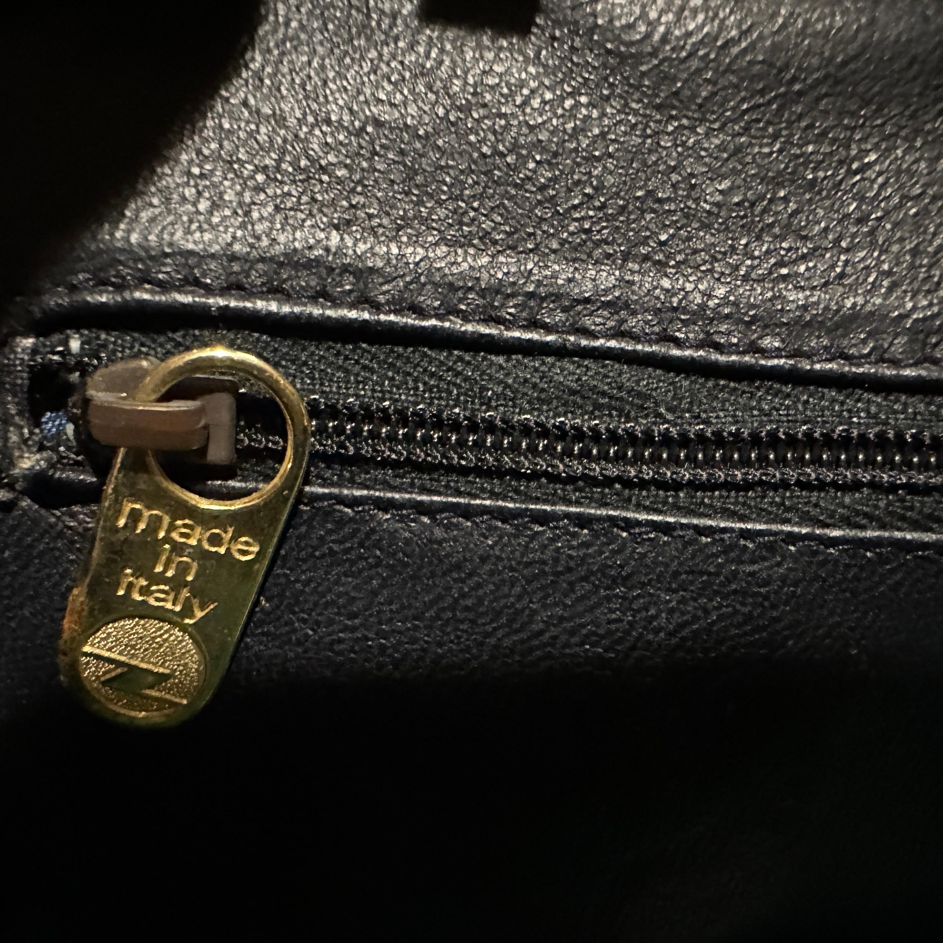 Sac à bandoulière en cuir bleu et quincaillerie en laiton de haute qualité des années 1980 par Zenith en vente 4