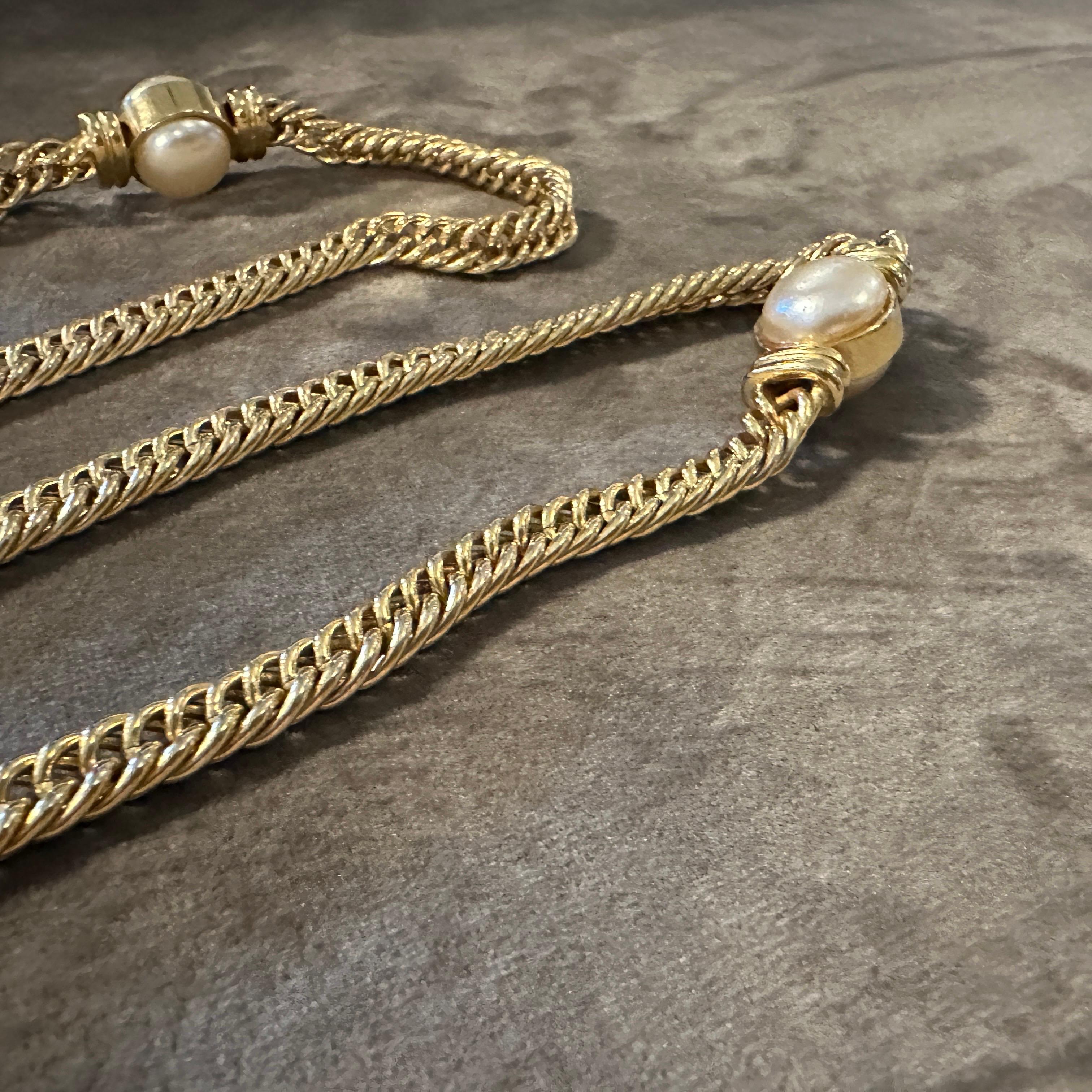 Collar italiano de cadena dorada con perlas de imitación de Bijoux Cascio
Eleva tu estilo con este impresionante collar vintage de la renombrada casa de moda italiana Bijoux Cascio. Fabricada en los años 80, esta pieza es un testimonio del