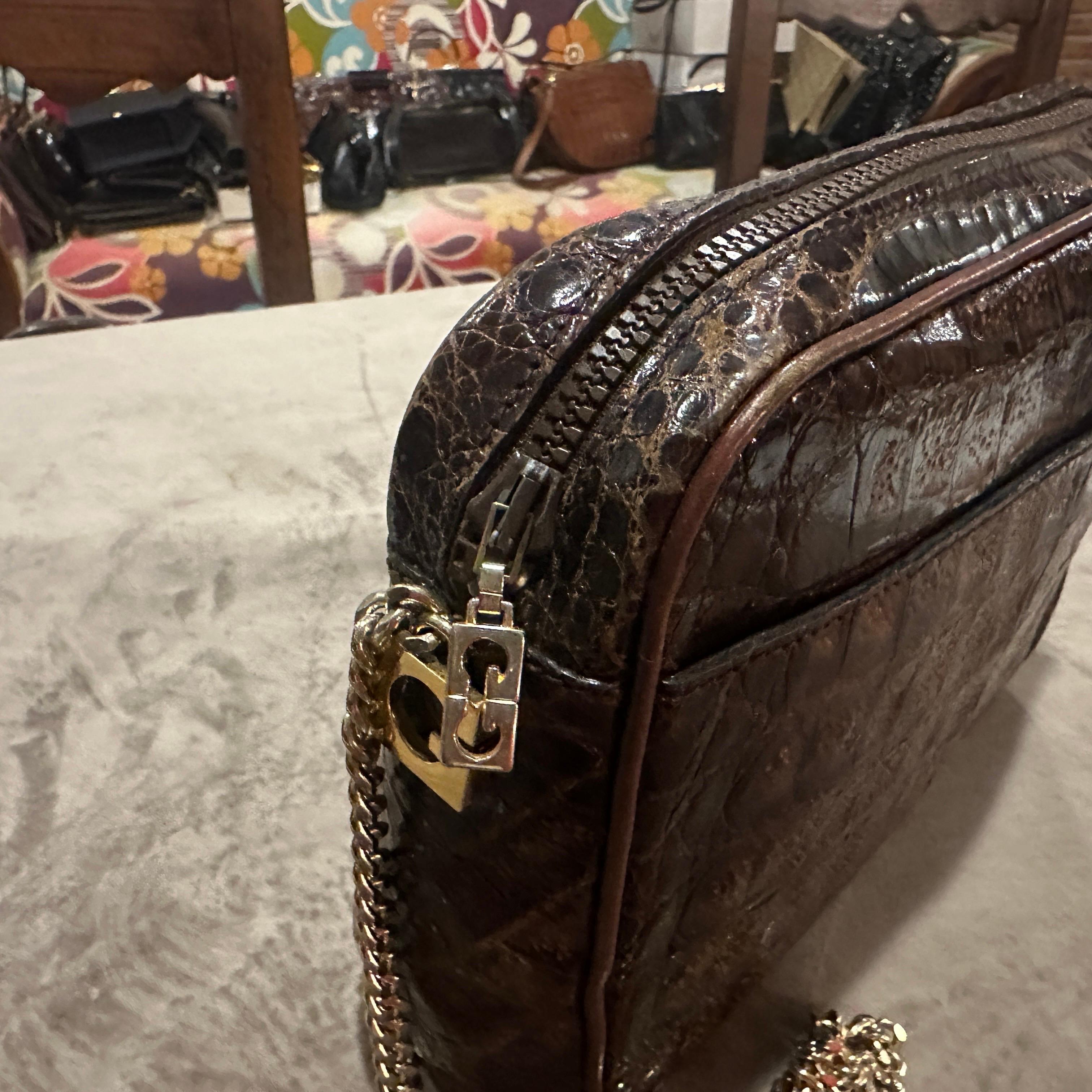 1980er Jahre Hochwertige Umhängetasche aus geprägtem braunem Leder und Messing von Gherardini im Angebot 8