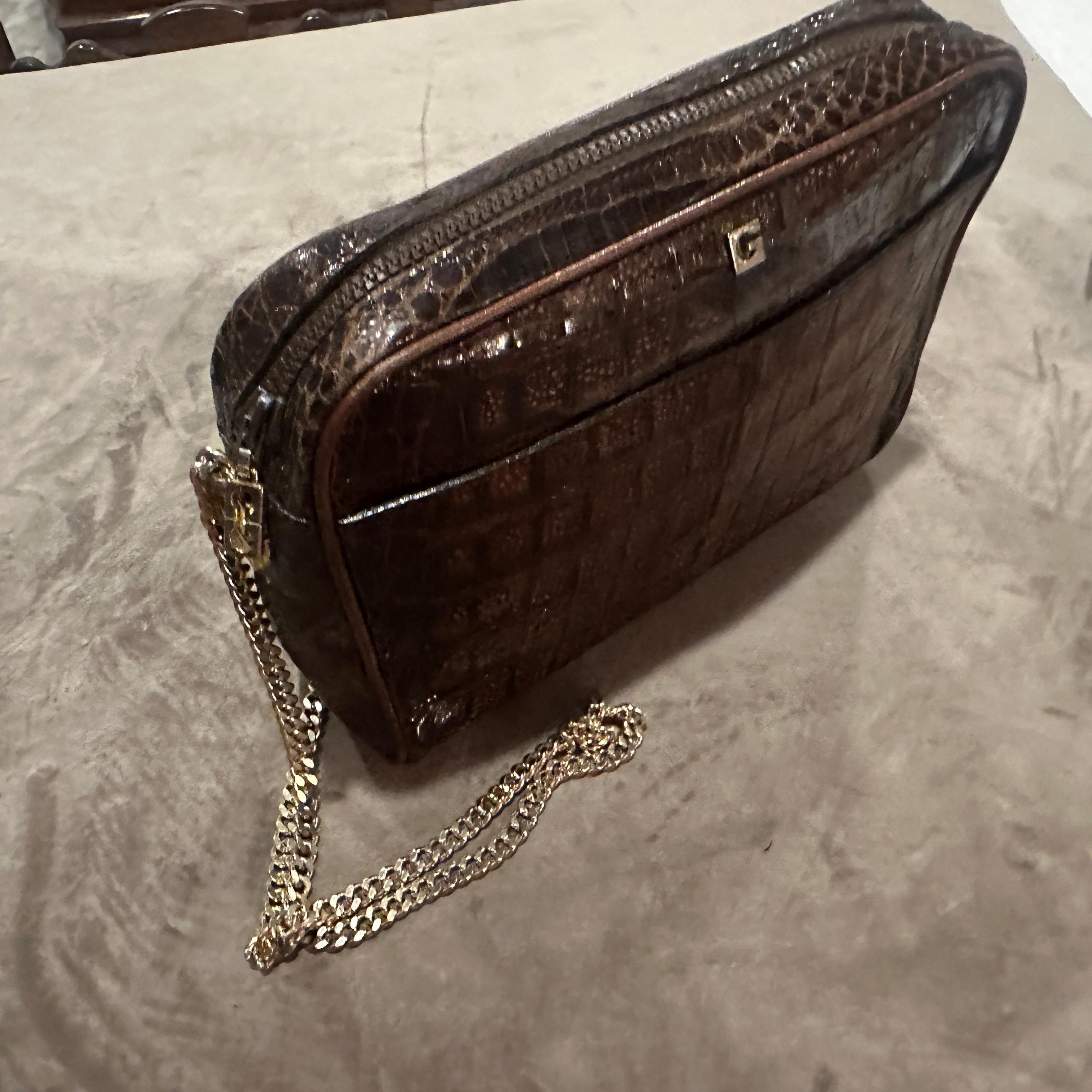 1980er Jahre Hochwertige Umhängetasche aus geprägtem braunem Leder und Messing von Gherardini im Angebot 9
