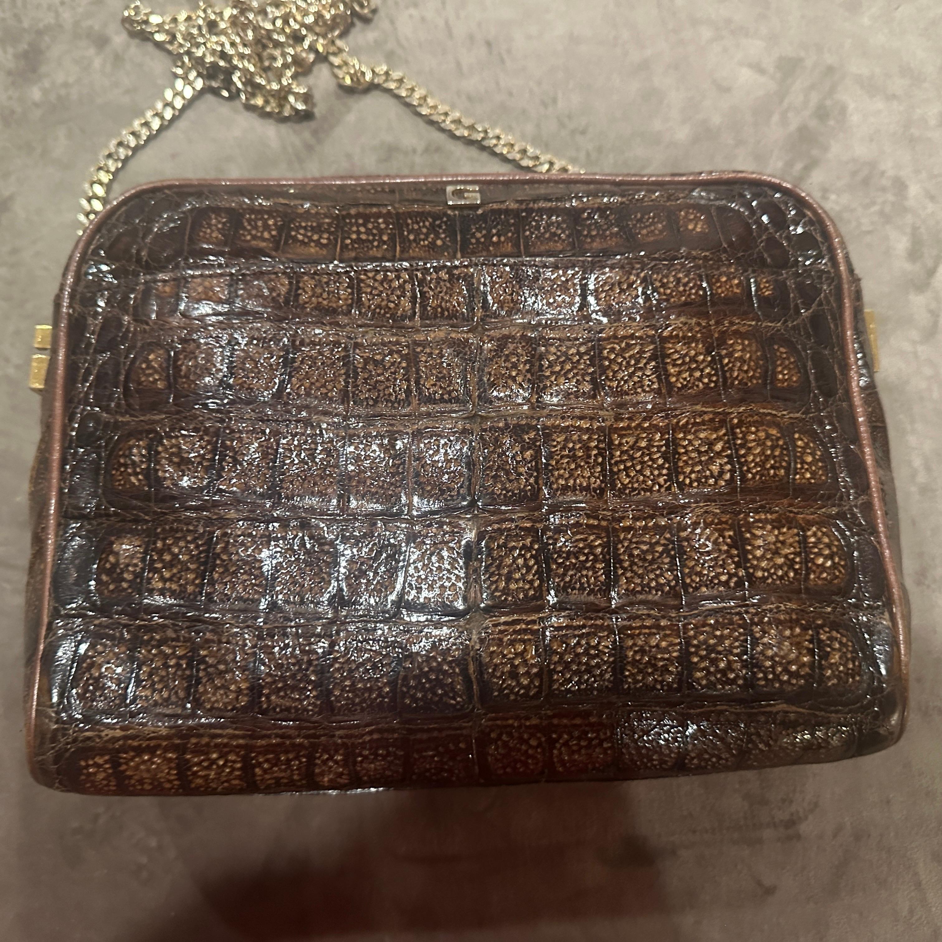1980er Jahre Hochwertige Umhängetasche aus geprägtem braunem Leder und Messing von Gherardini im Angebot 11