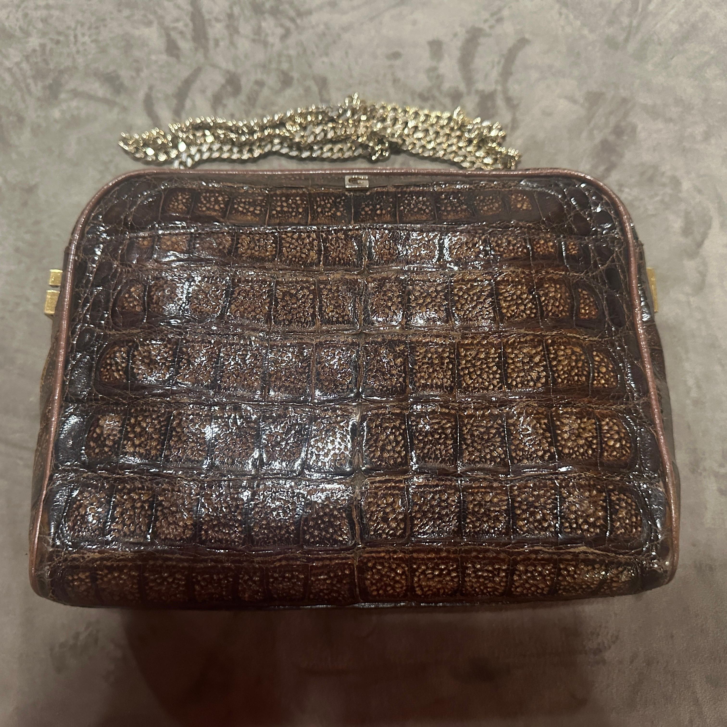 1980er Jahre Hochwertige Umhängetasche aus geprägtem braunem Leder und Messing von Gherardini im Angebot 3
