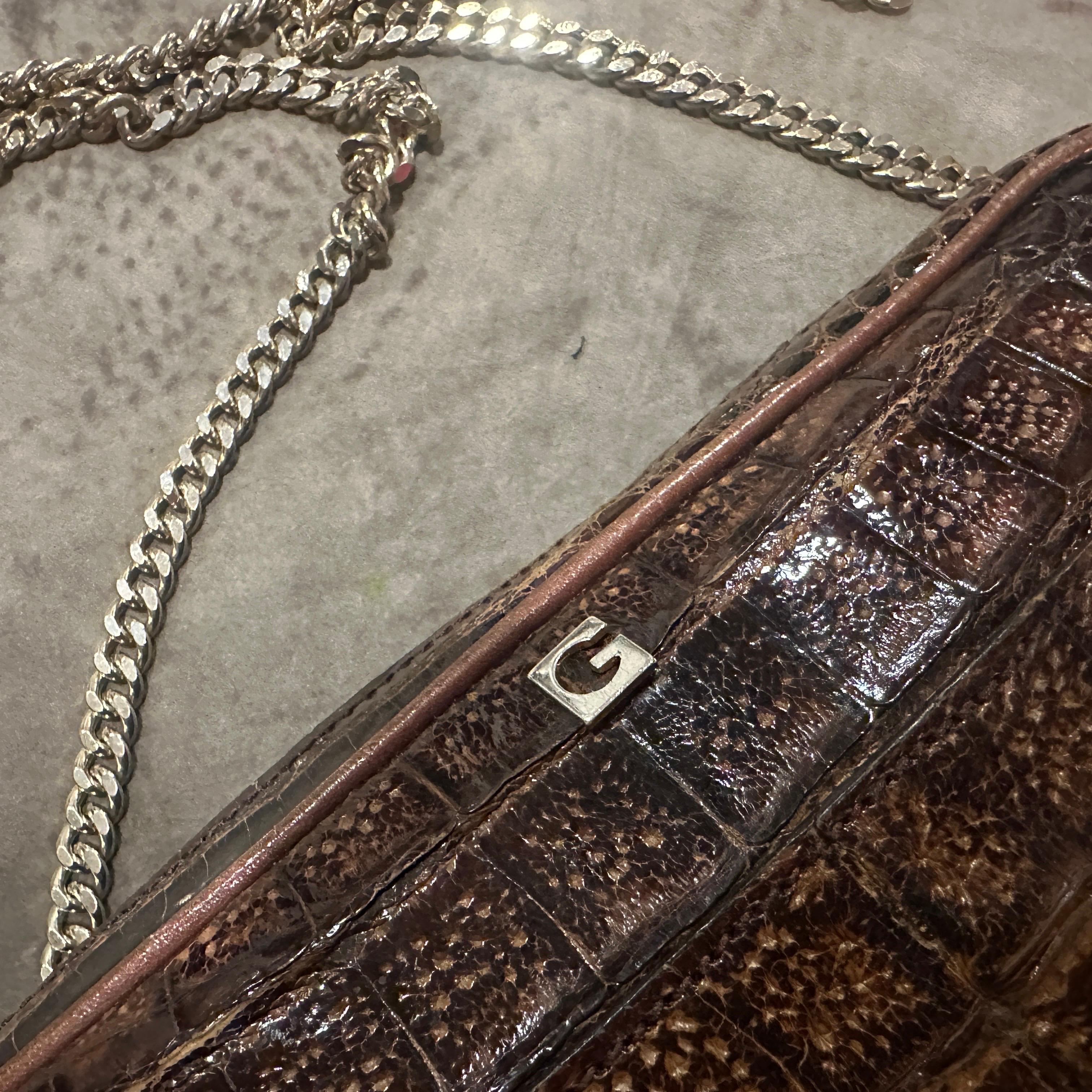 1980er Jahre Hochwertige Umhängetasche aus geprägtem braunem Leder und Messing von Gherardini im Angebot 4