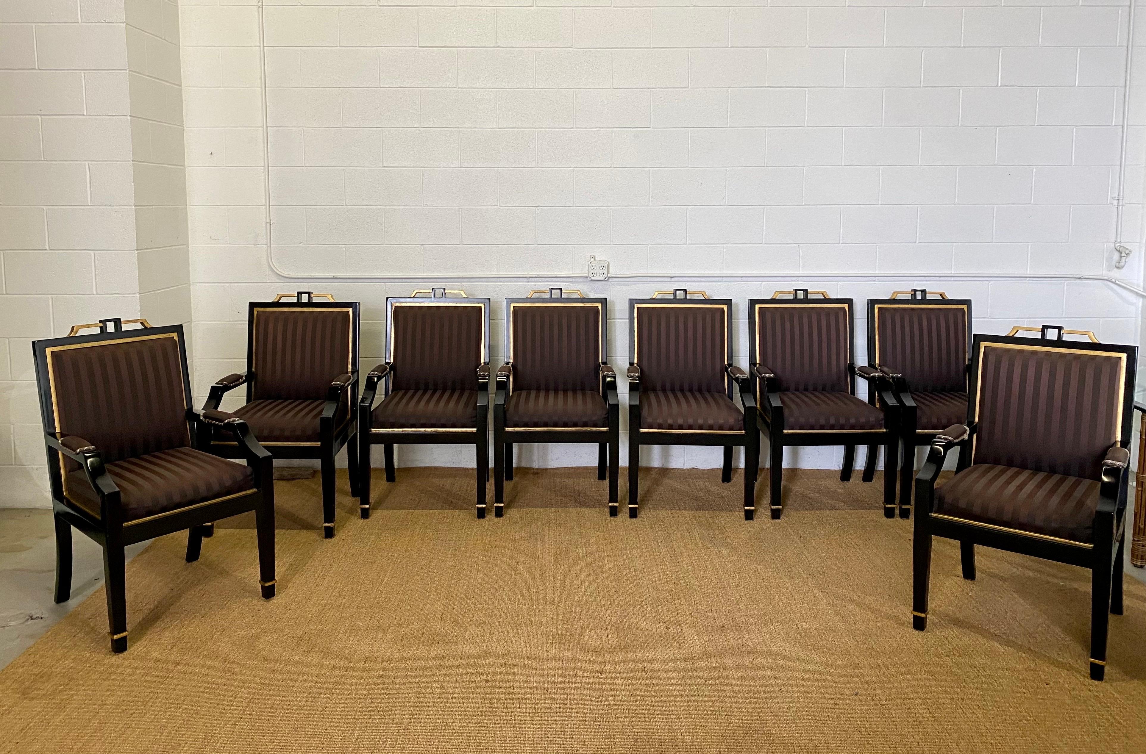 Wir freuen uns sehr, ein königliches Set von sechs Esszimmerstühlen aus den 1980er Jahren anbieten zu können. Die quadratische Rückenlehne der Stühle zeichnet sich durch eine elegante Geometrie und klare Linien aus, die einen Hauch von Eleganz und