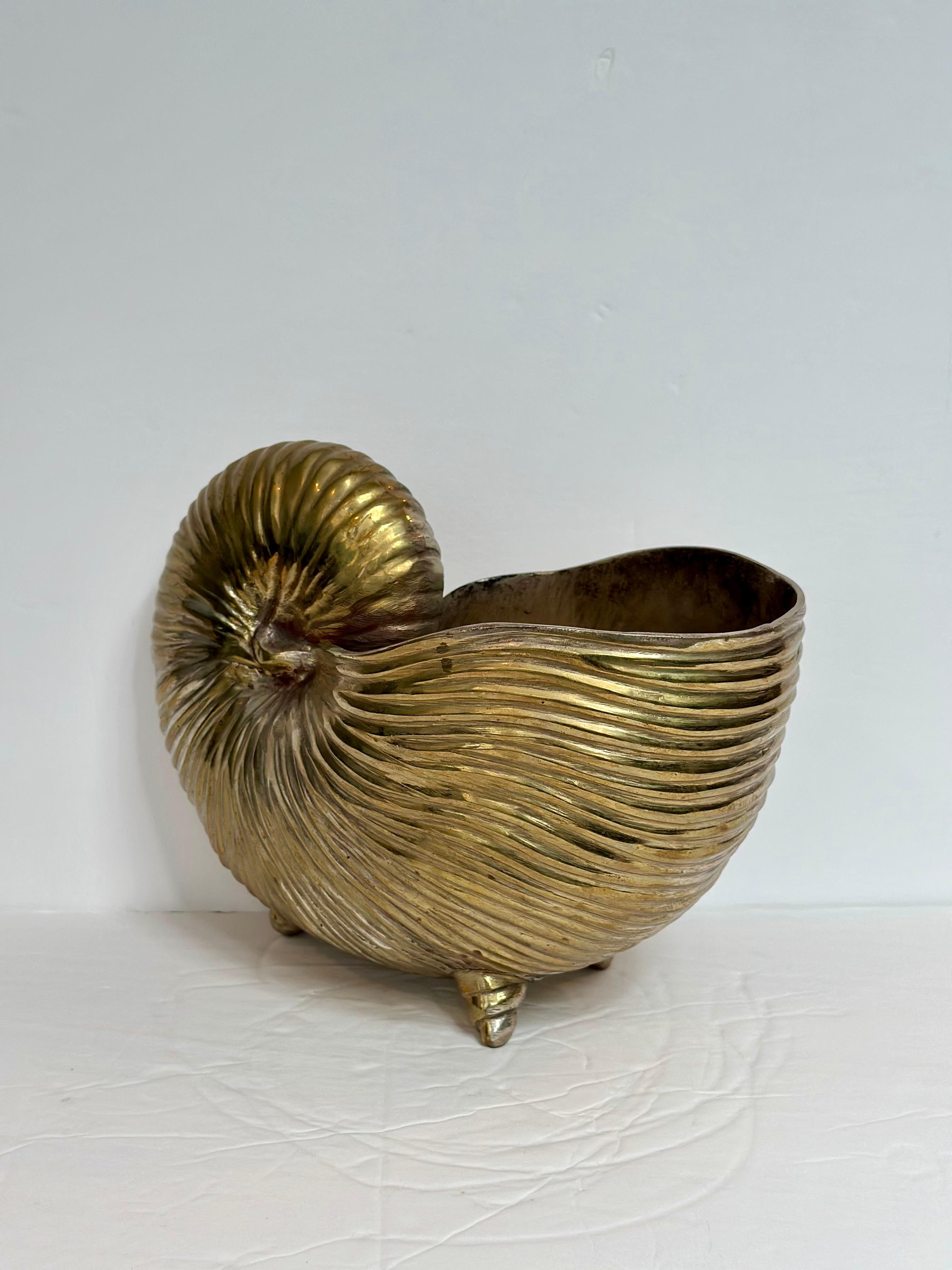 Américain 1980s Hollywood Regency Brass Nautilus Shell Footed Vessel en vente