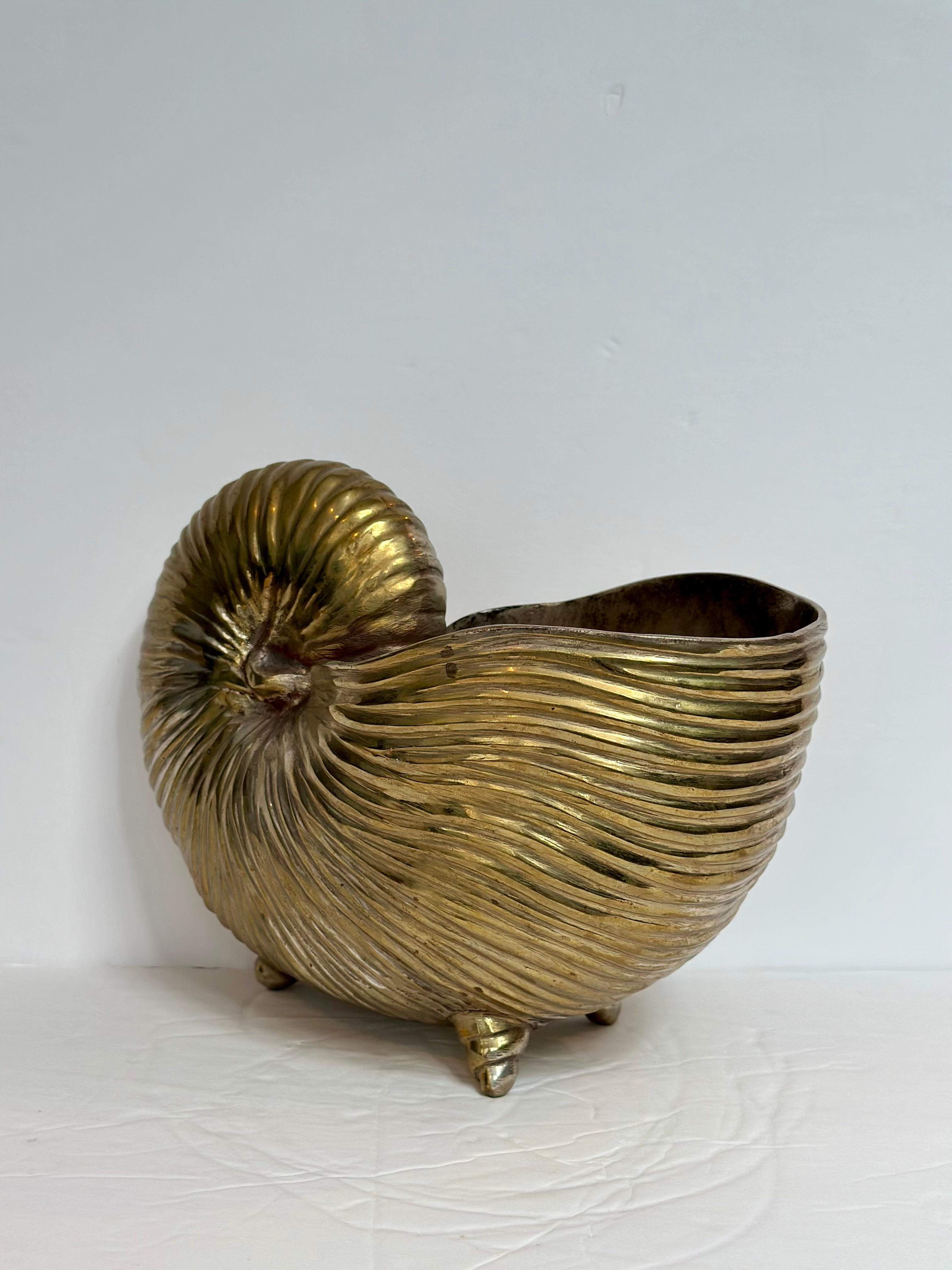 1980s Hollywood Regency Brass Nautilus Shell Footed Vessel Bon état - En vente à Farmington Hills, MI