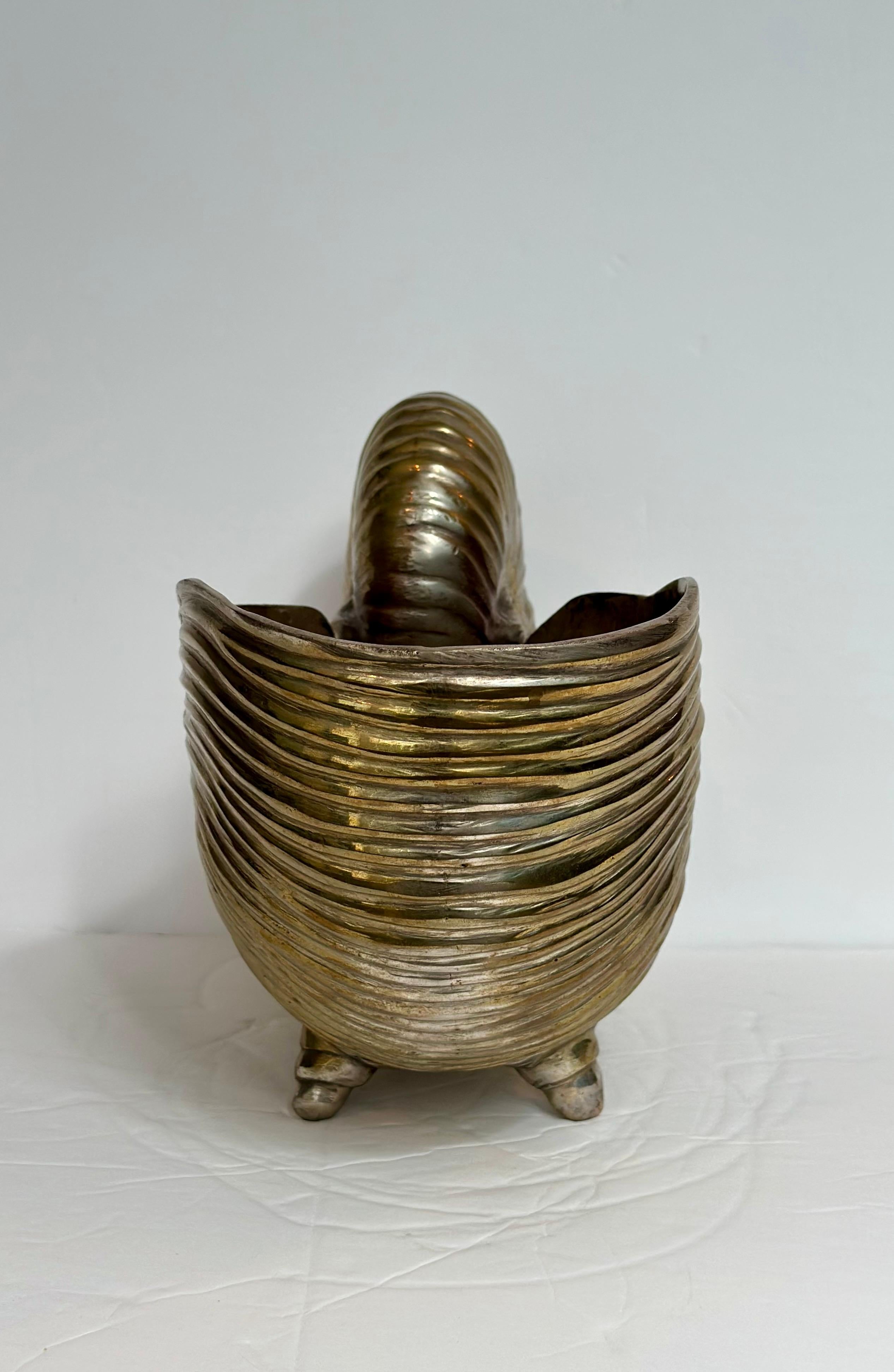 Fin du 20e siècle 1980s Hollywood Regency Brass Nautilus Shell Footed Vessel en vente