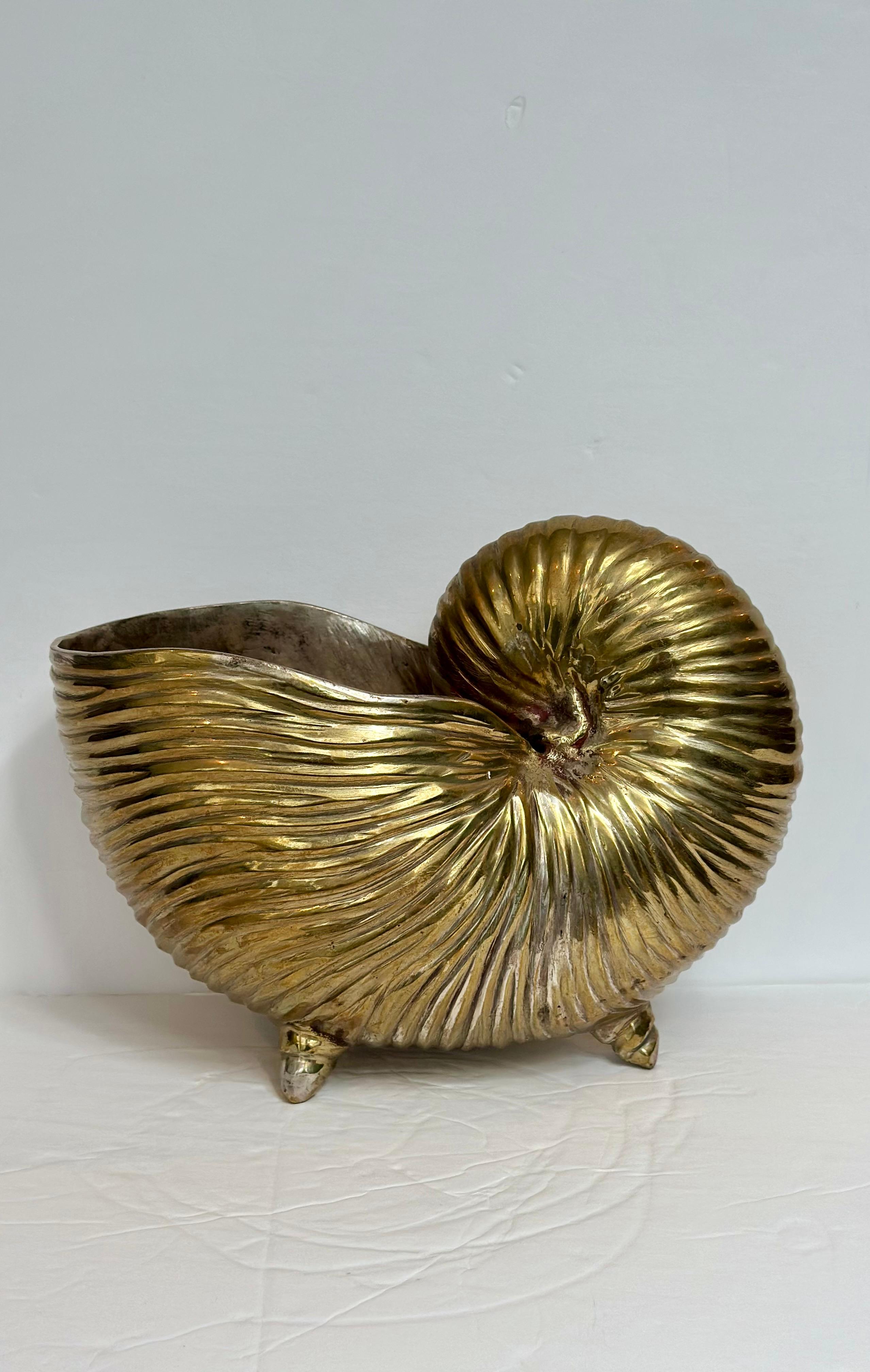 Laiton 1980s Hollywood Regency Brass Nautilus Shell Footed Vessel en vente