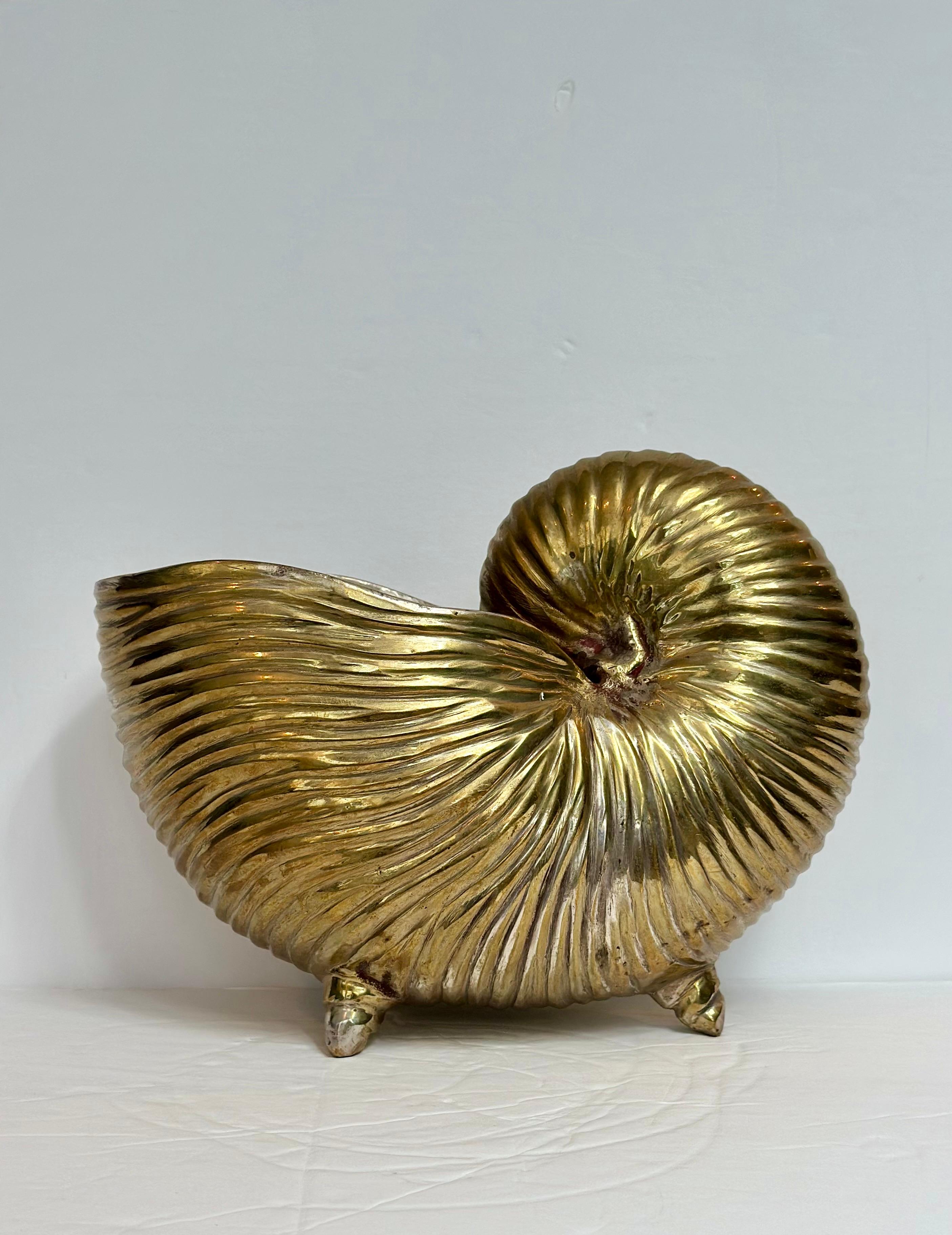 1980s Hollywood Regency Brass Nautilus Shell Footed Vessel en vente 1