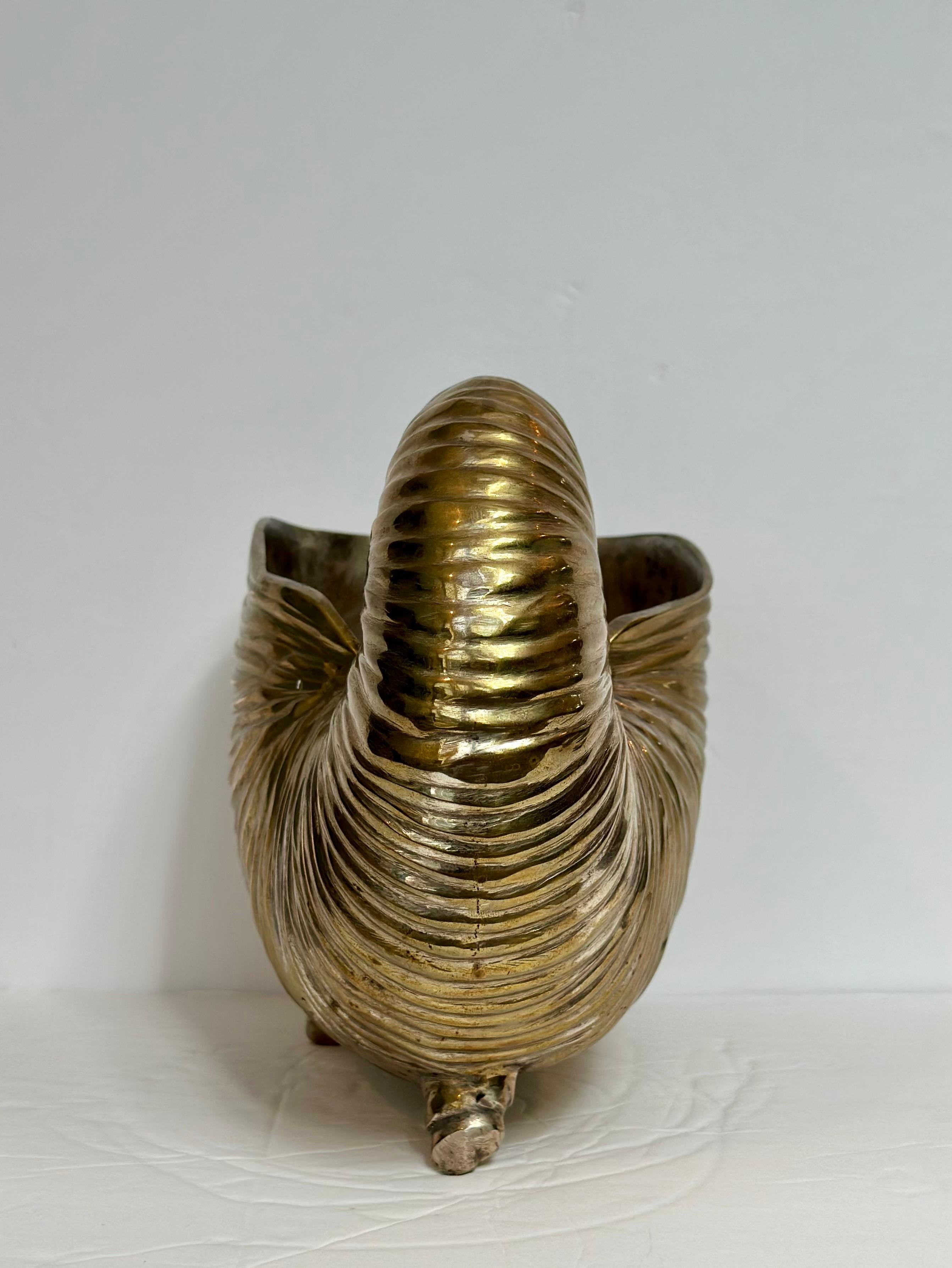 1980s Hollywood Regency Brass Nautilus Shell Footed Vessel en vente 2