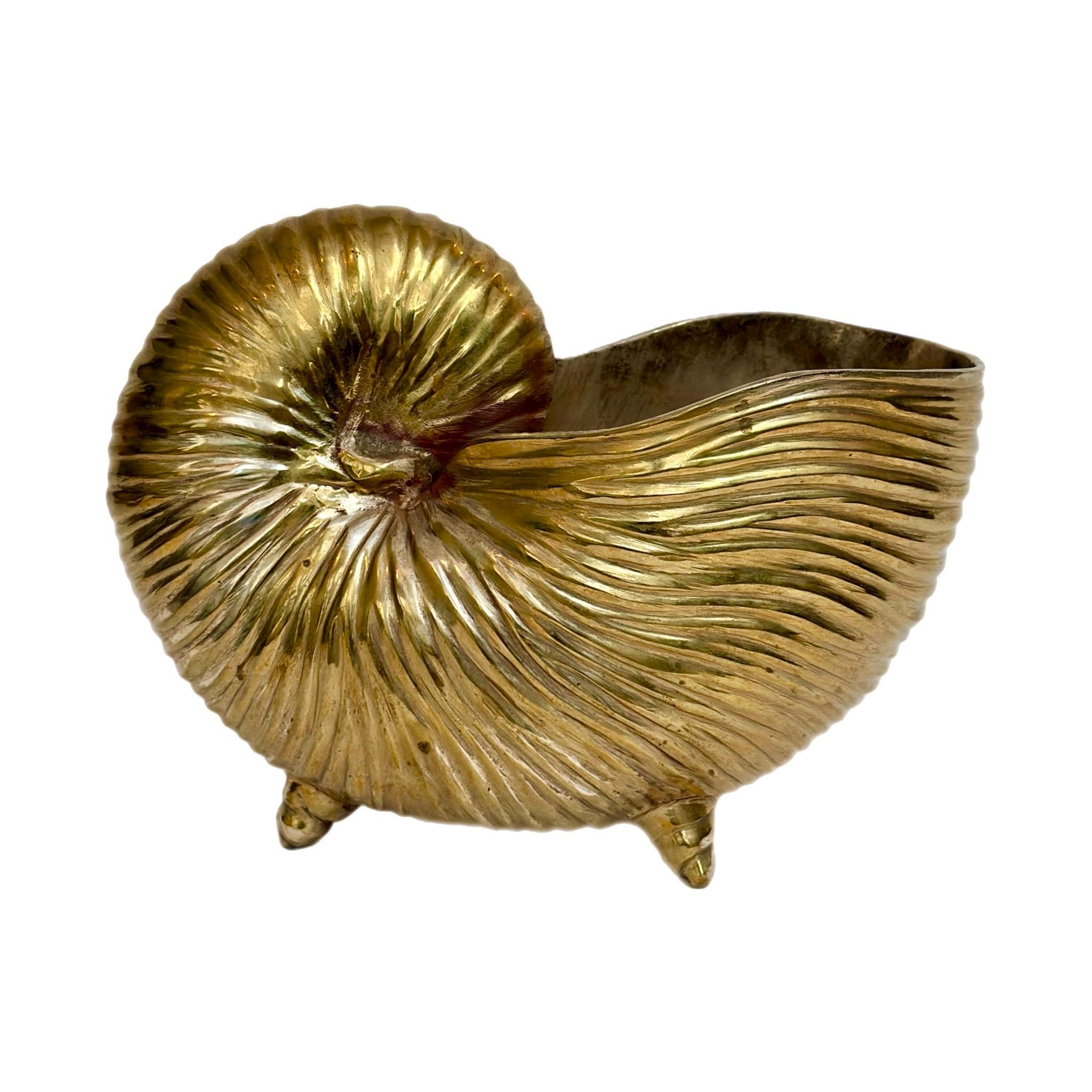 1980s Hollywood Regency Brass Nautilus Shell Footed Vessel en vente