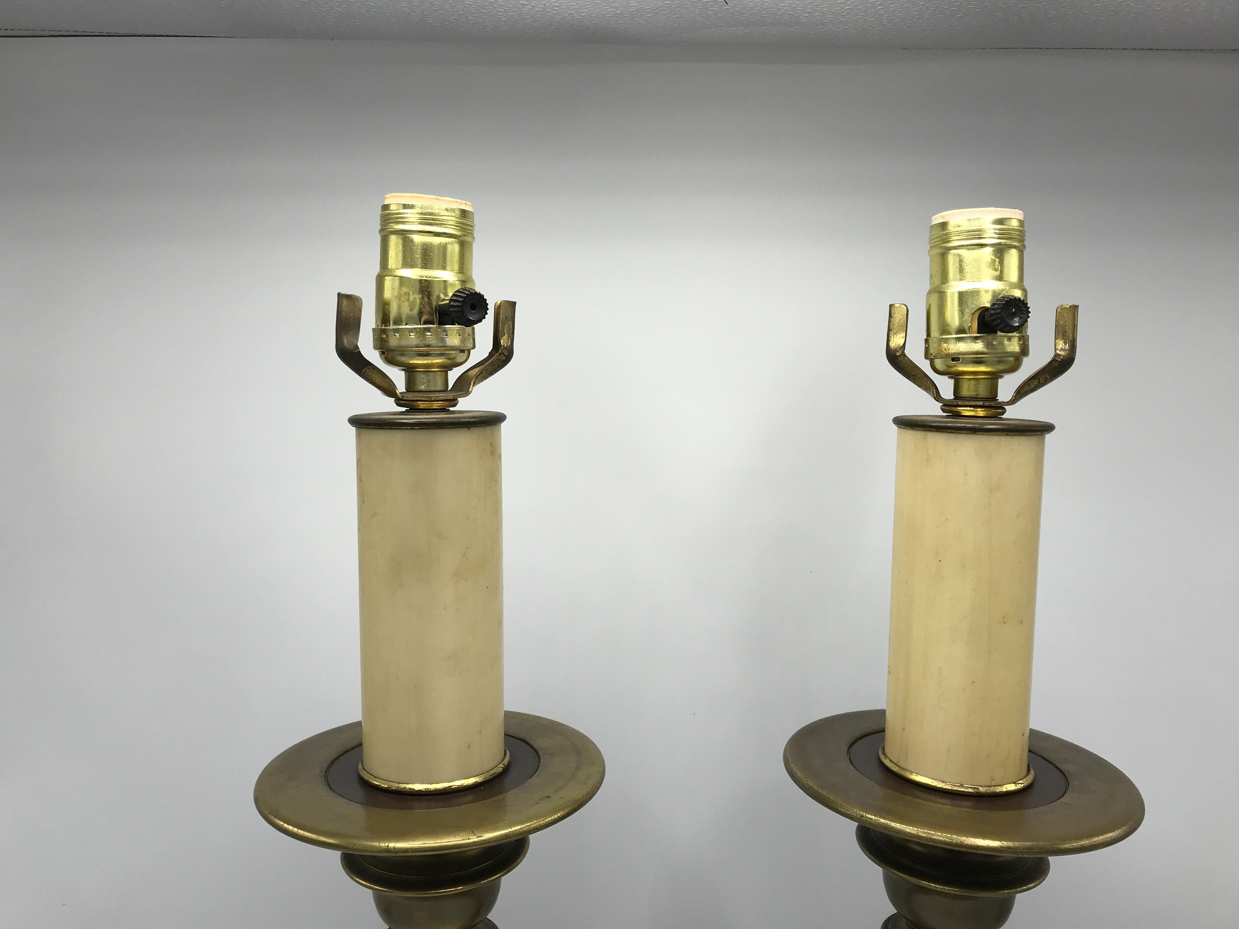 1980s Hollywood Regency Brushed Brass Candlestick Lamps, Pair (Gebürstet) im Angebot
