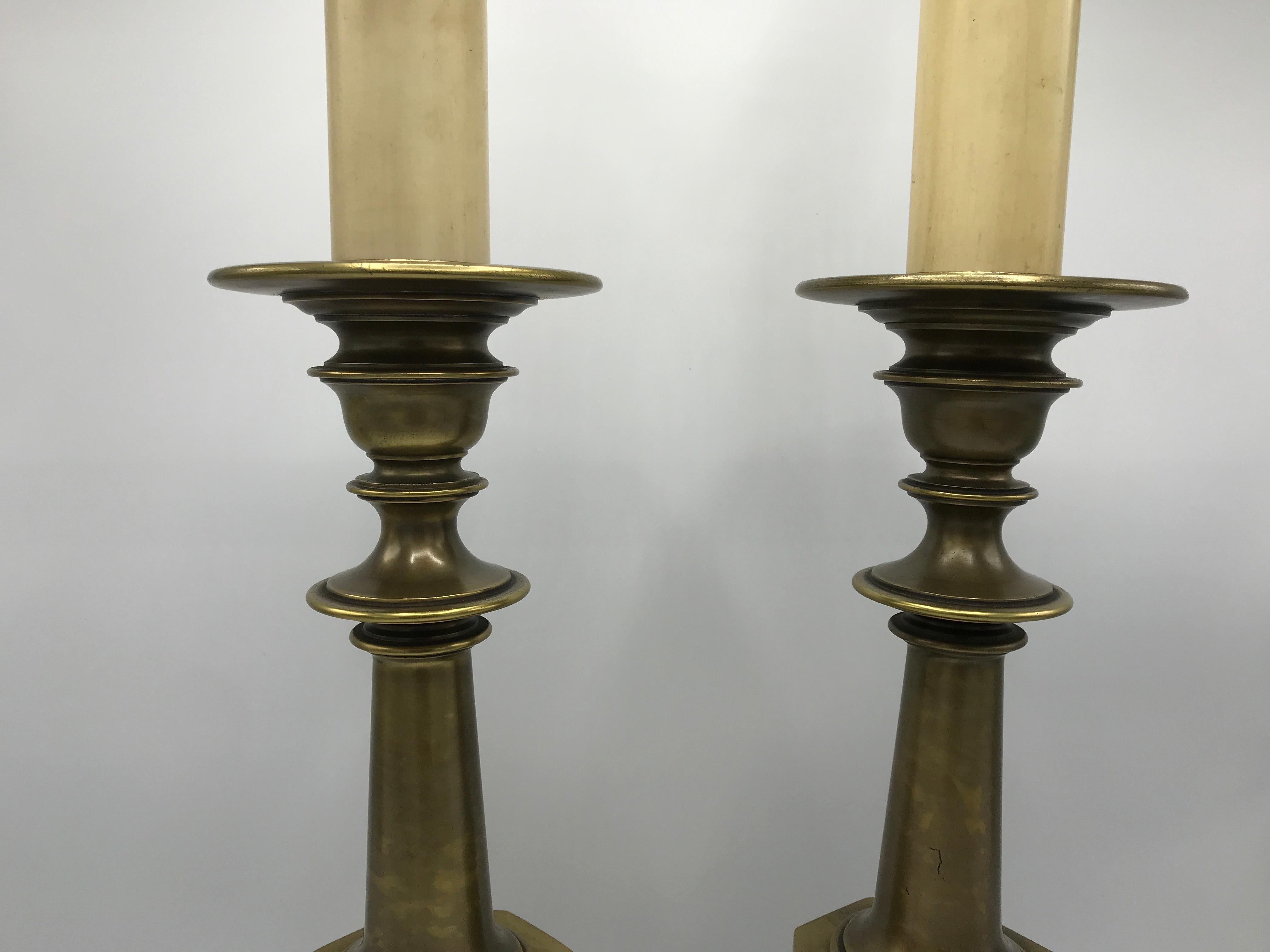 1980s Hollywood Regency Brushed Brass Candlestick Lamps, Pair im Zustand „Gut“ im Angebot in Richmond, VA