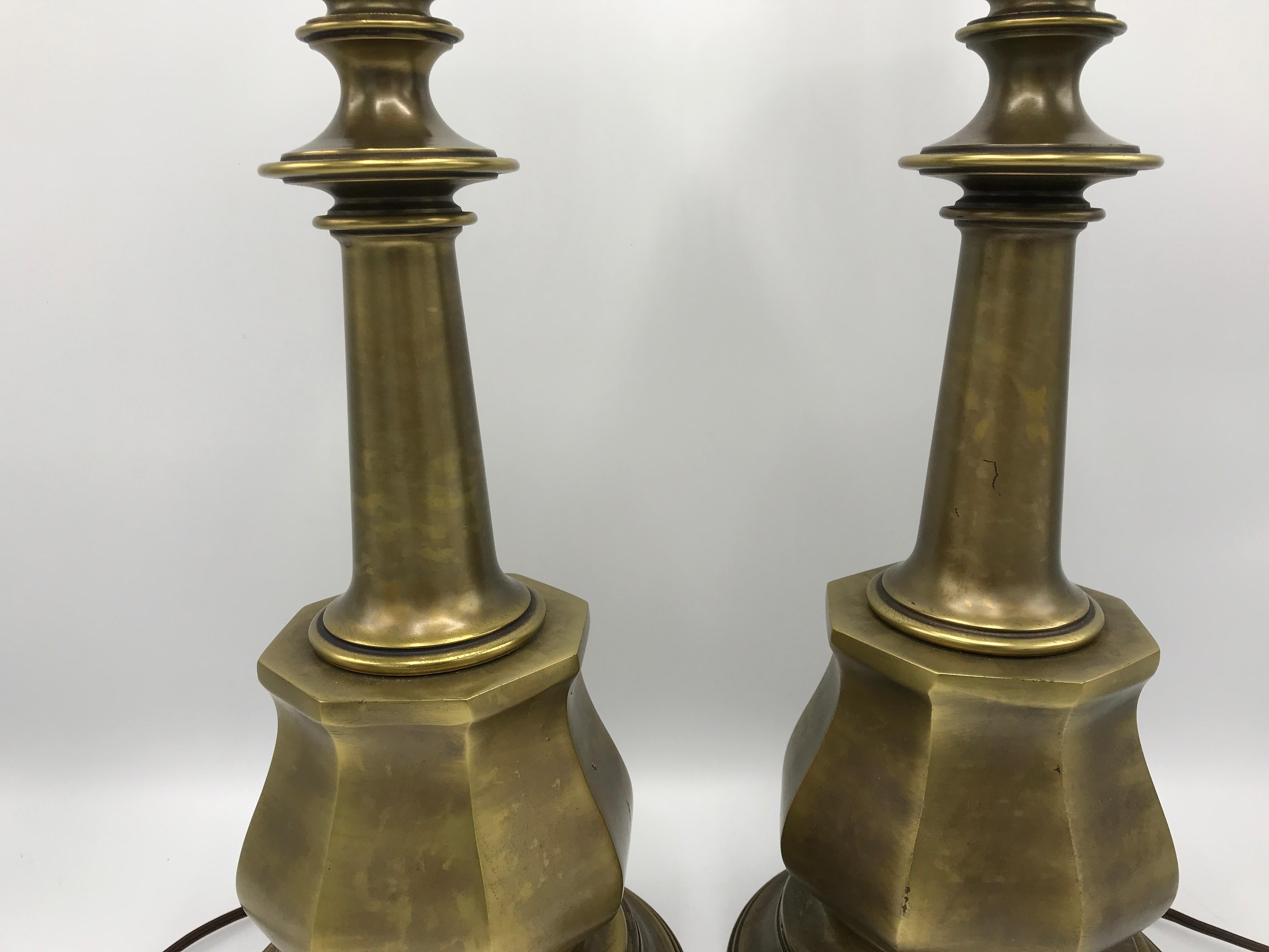 1980s Hollywood Regency Brushed Brass Candlestick Lamps, Pair (20. Jahrhundert) im Angebot