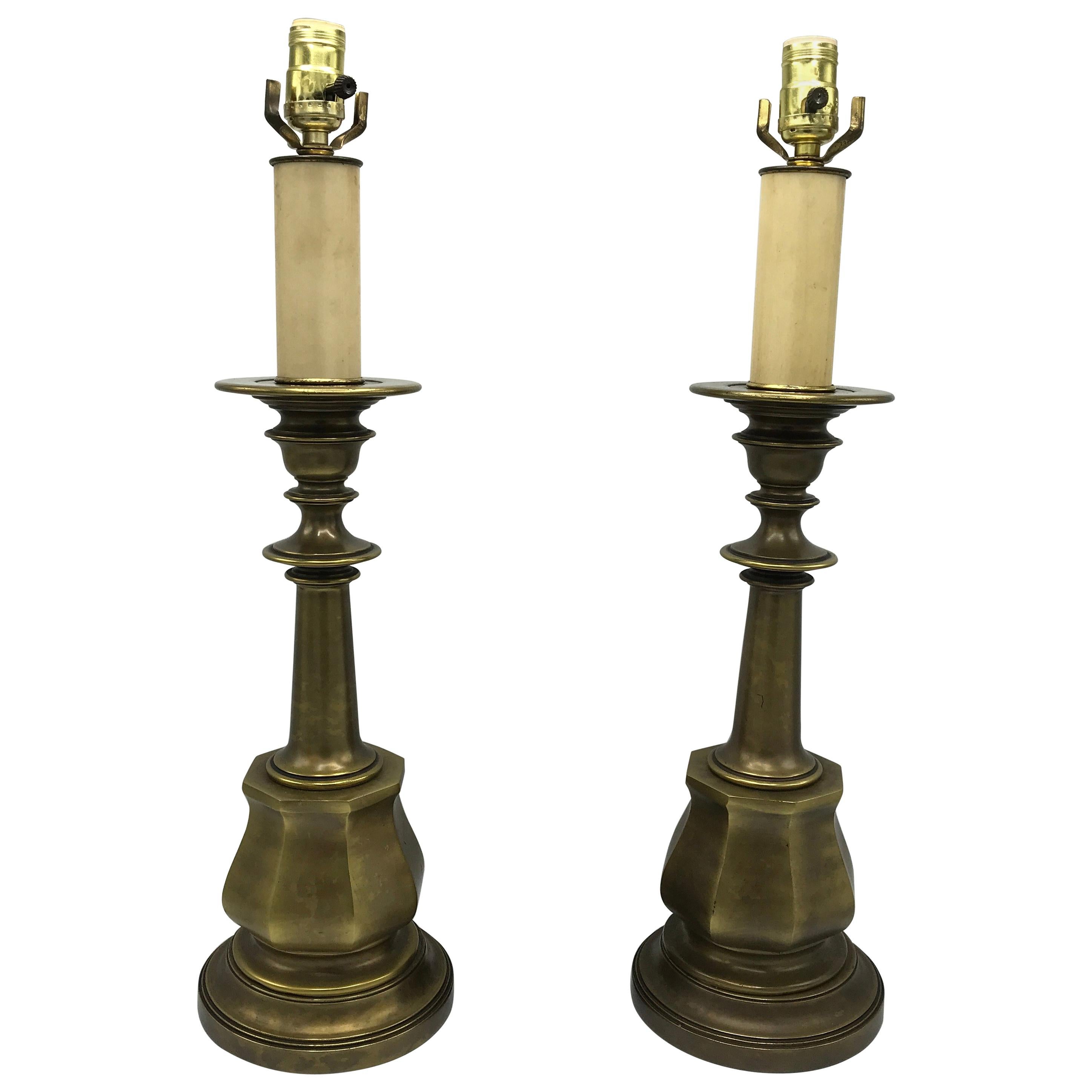 1980s Hollywood Regency Brushed Brass Candlestick Lamps, Pair im Angebot