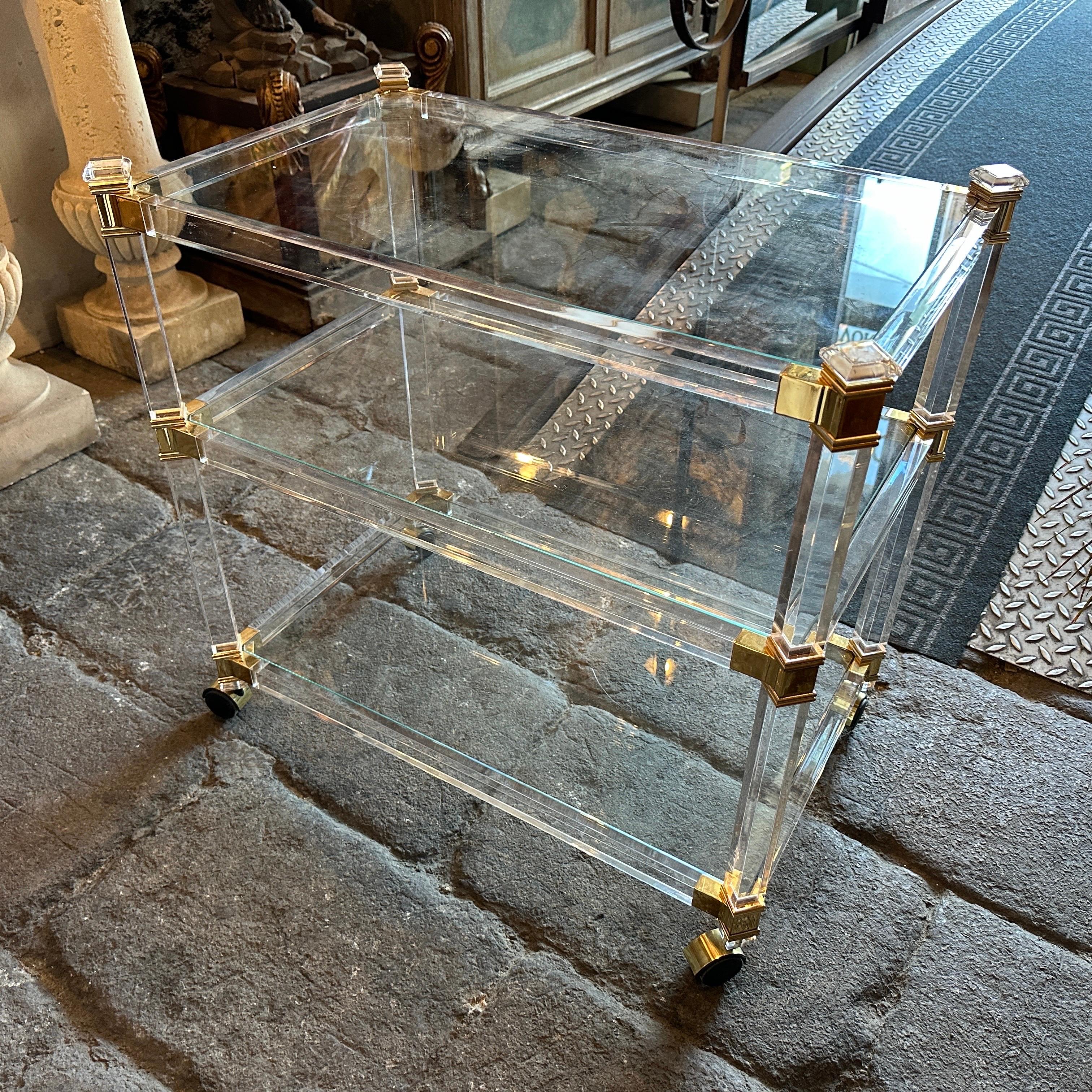 1980s Hollywood Regency Lucite and Brass Italian Bar Cart by Fratelli Orsenigo In Good Condition For Sale In Aci Castello, IT