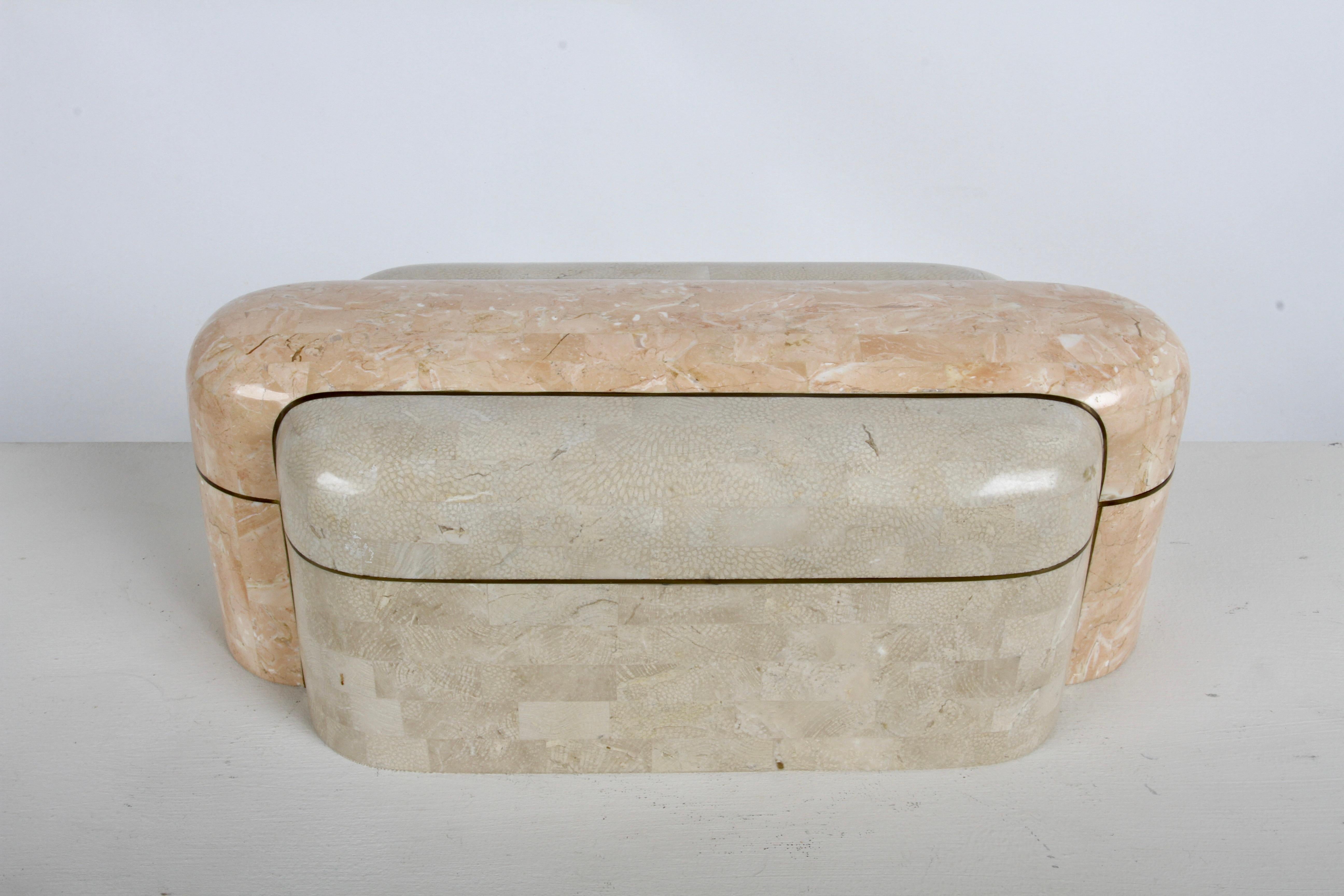 Vintage Hollywood Regency große Maitland-Smith Stil tessellated Tan / Coral Marmor mit Messing trim Pille Form dekorative Box mit abnehmbarem Deckel und gefüttert Filz innen. In gutem Zustand, unbeschriftet. 