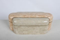 Boîte décorative Maitland-Smith Tessellated en marbre et laiton de style Hollywood Regency des années 1980