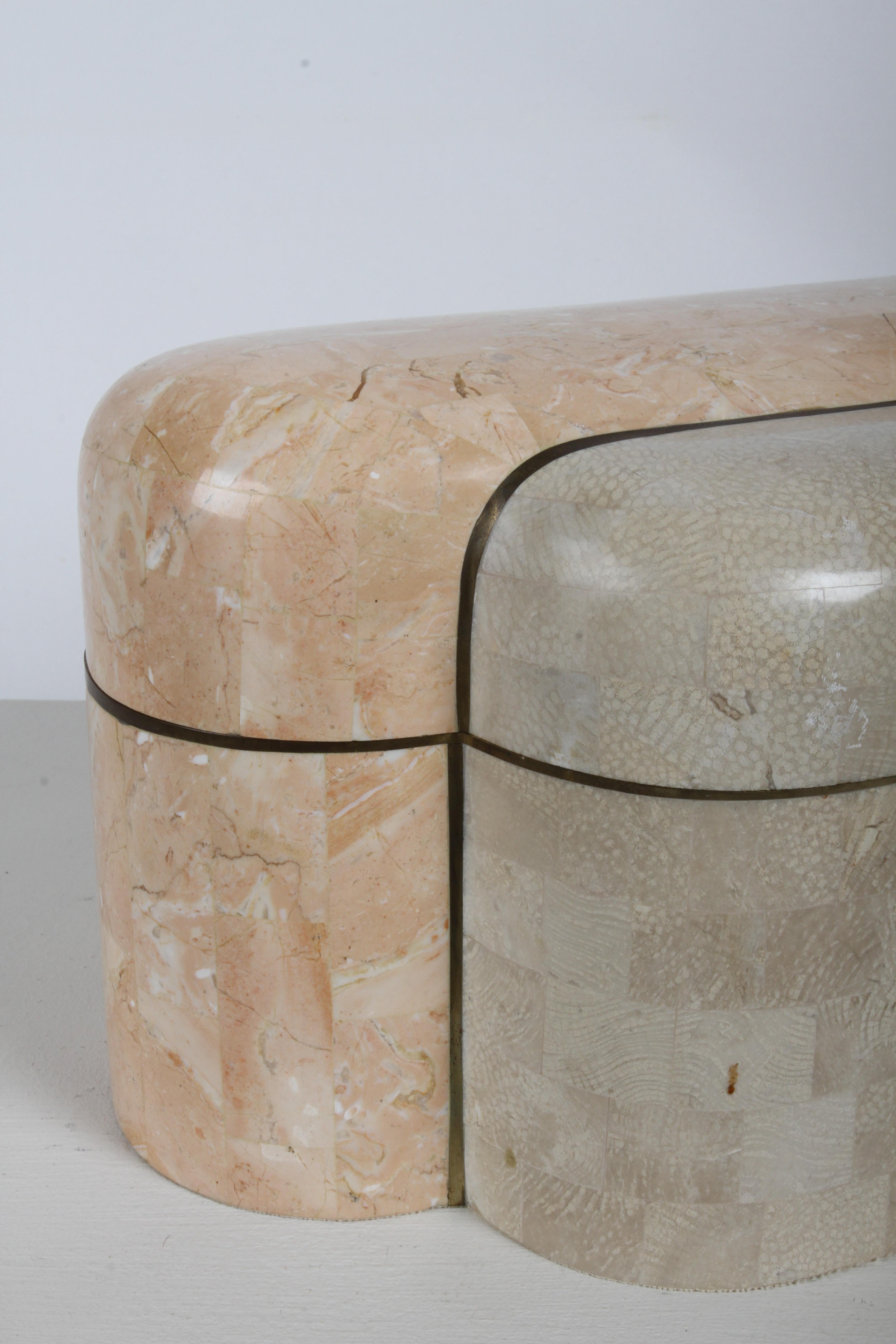 1980er Hollywood Regency Maitland-Smith Mosaik-Marmor- und Messing-Dekobox im Zustand „Gut“ im Angebot in St. Louis, MO