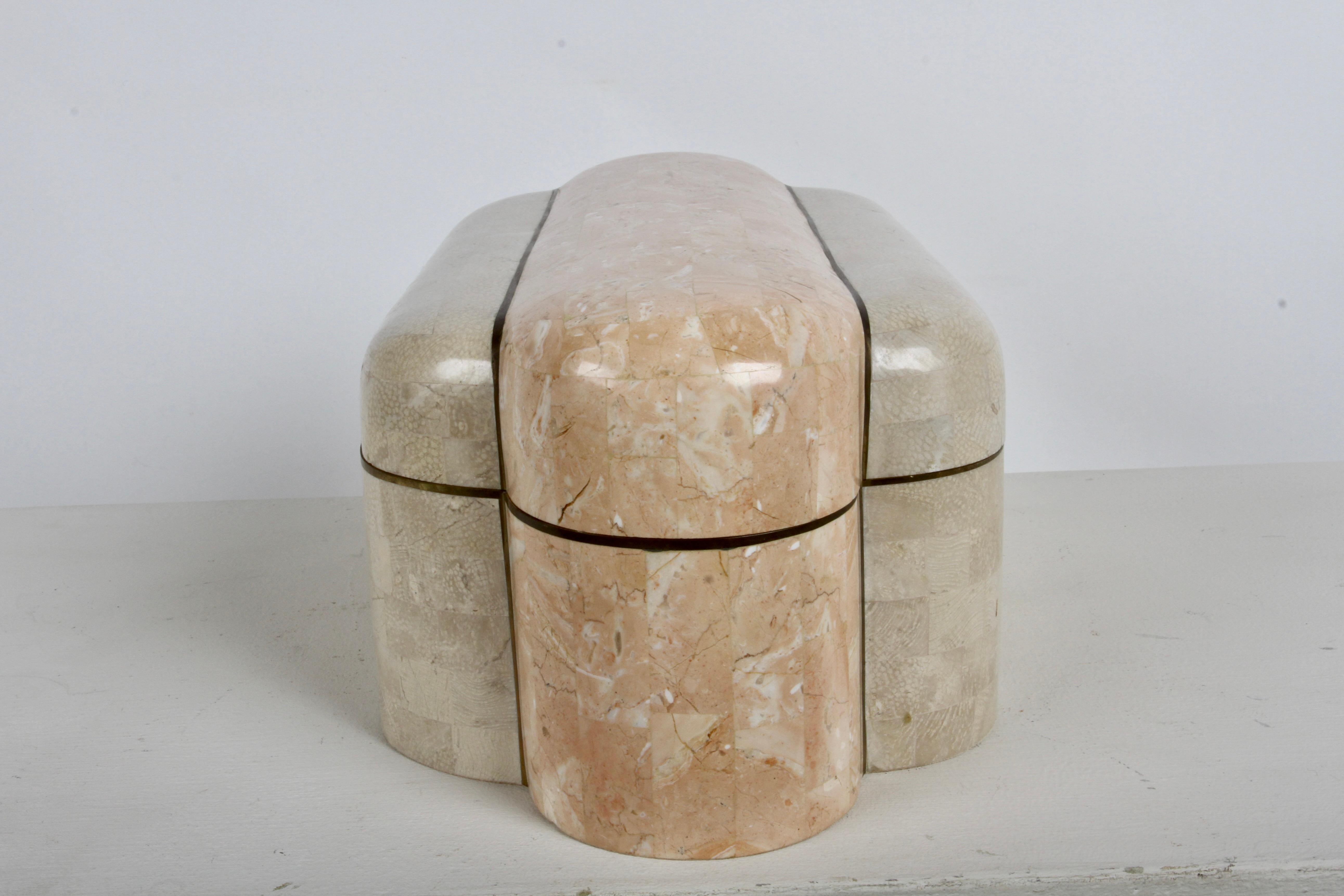 1980er Hollywood Regency Maitland-Smith Mosaik-Marmor- und Messing-Dekobox (Ende des 20. Jahrhunderts) im Angebot