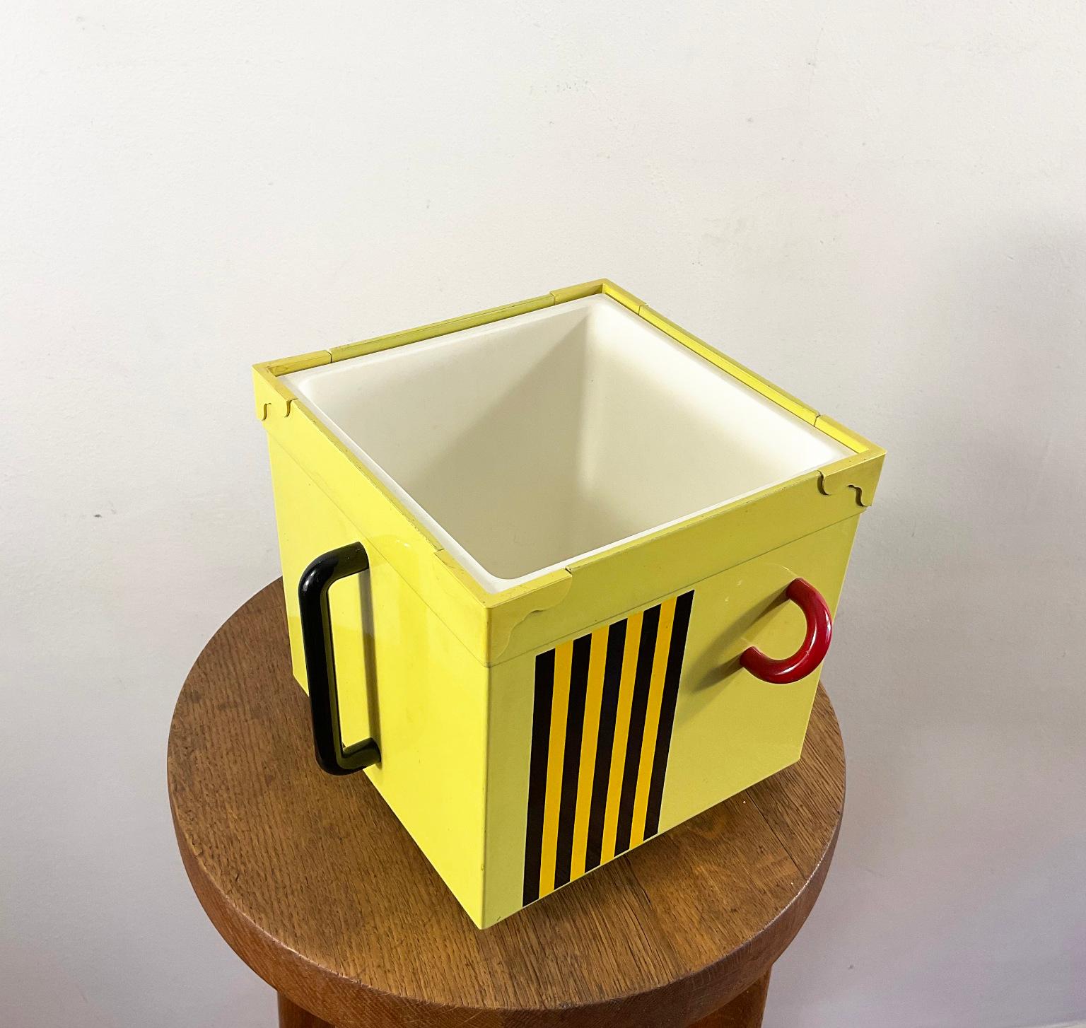 1980s Ice Bucket in the style of the Memphis Movement by Georges Briard USA In Good Condition For Sale In London, GB