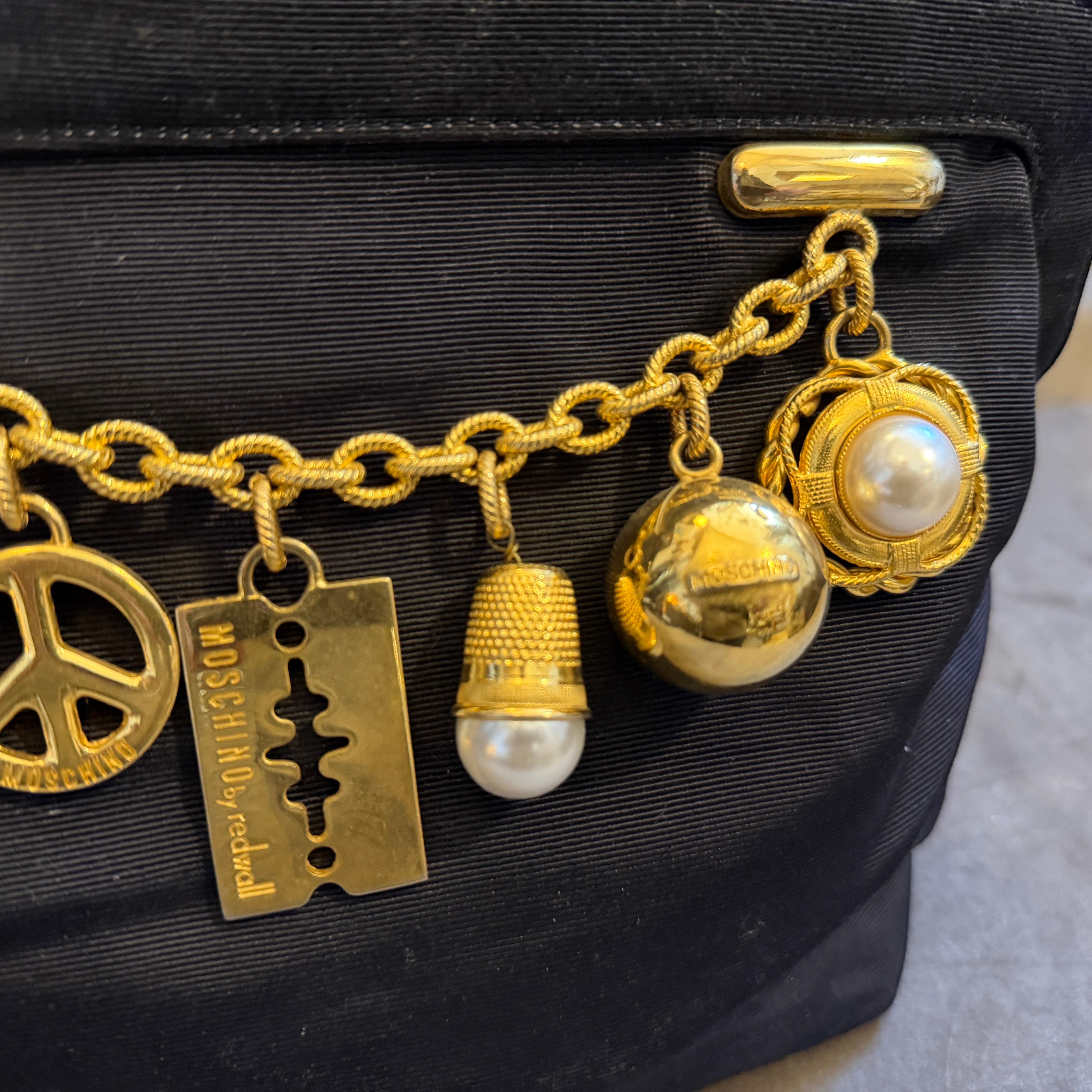 Pochette iconique des années 1980 en tissu noir et breloques en laiton de Franco Moschino en vente 5