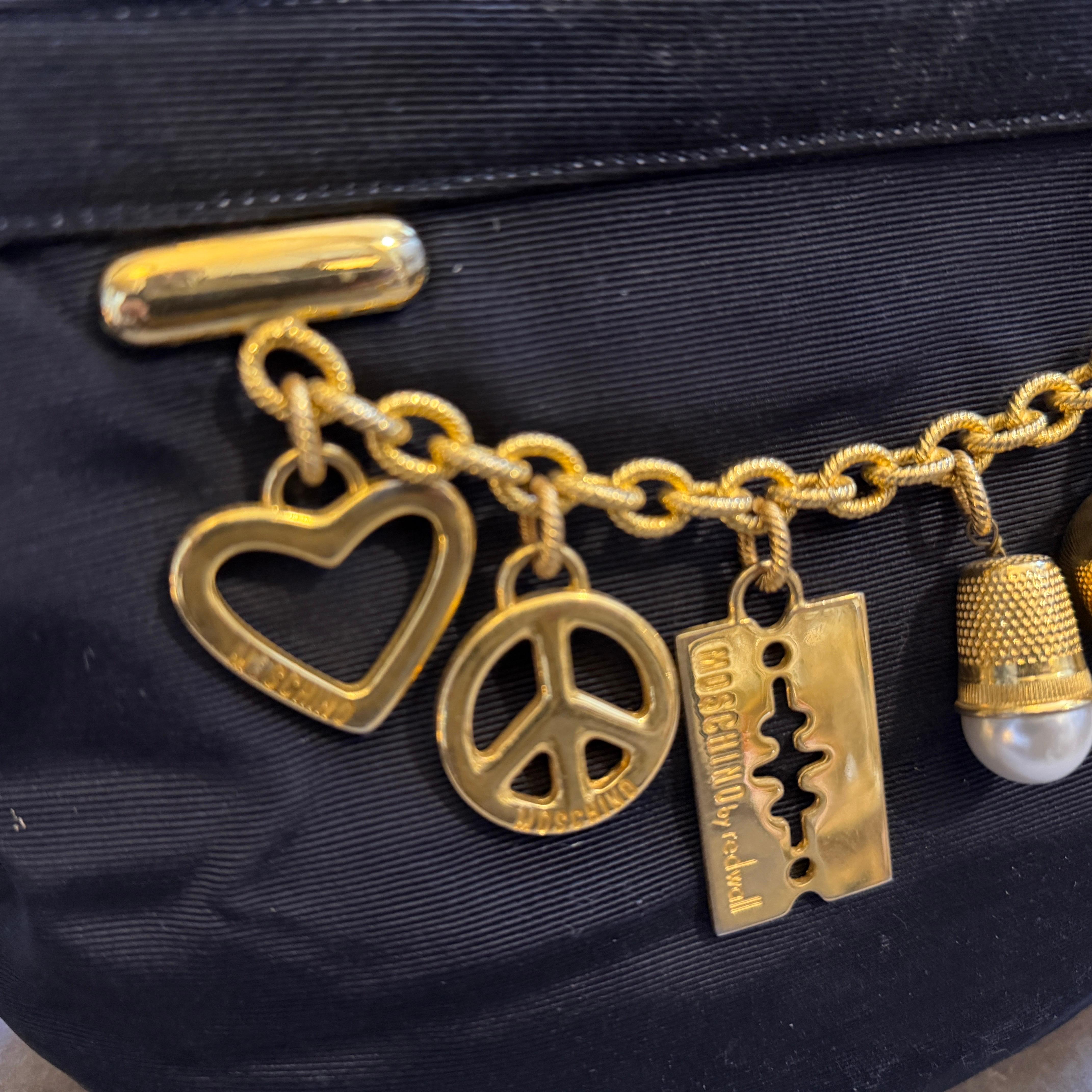 Pochette iconique des années 1980 en tissu noir et breloques en laiton de Franco Moschino en vente 6