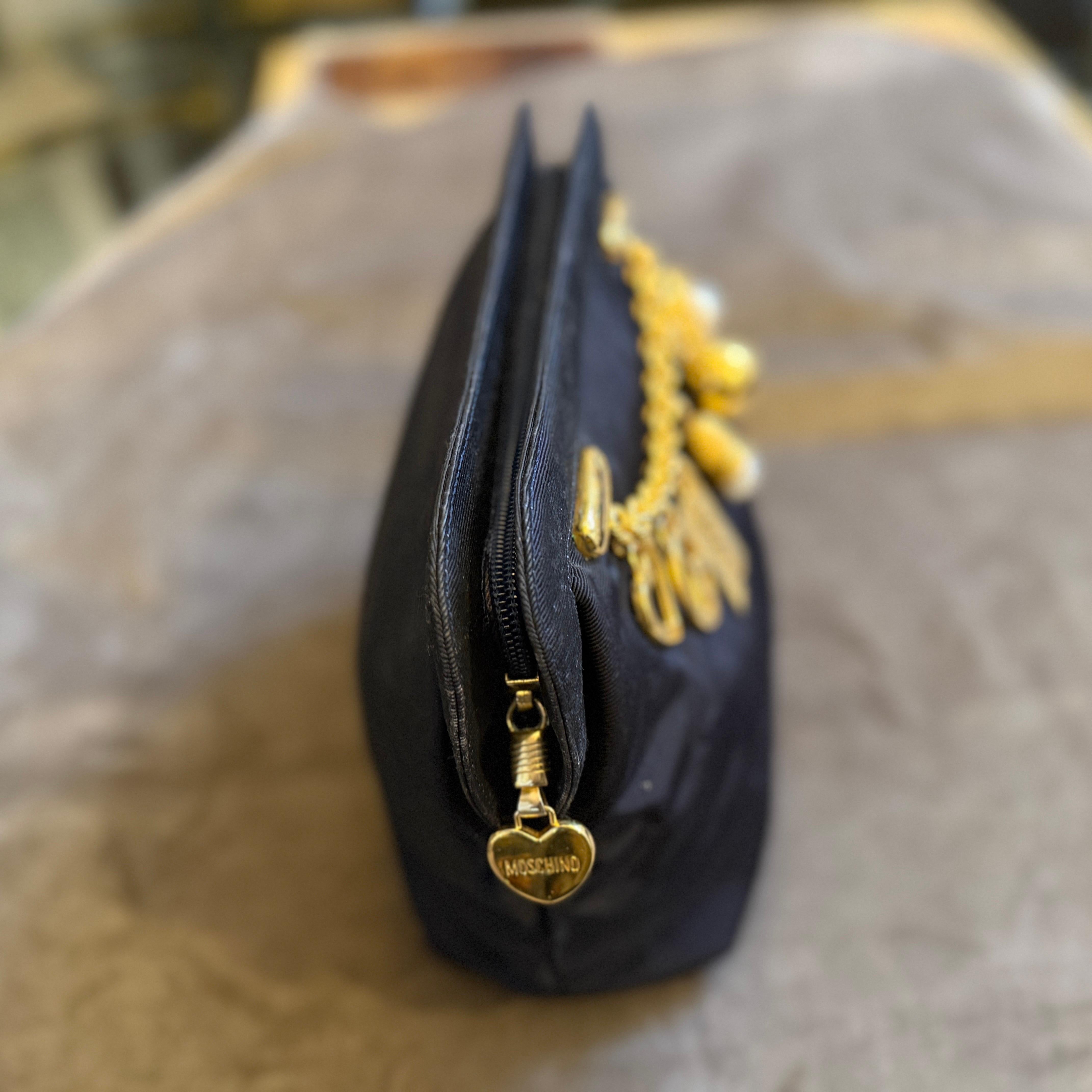 Pochette iconique des années 1980 en tissu noir et breloques en laiton de Franco Moschino en vente 7