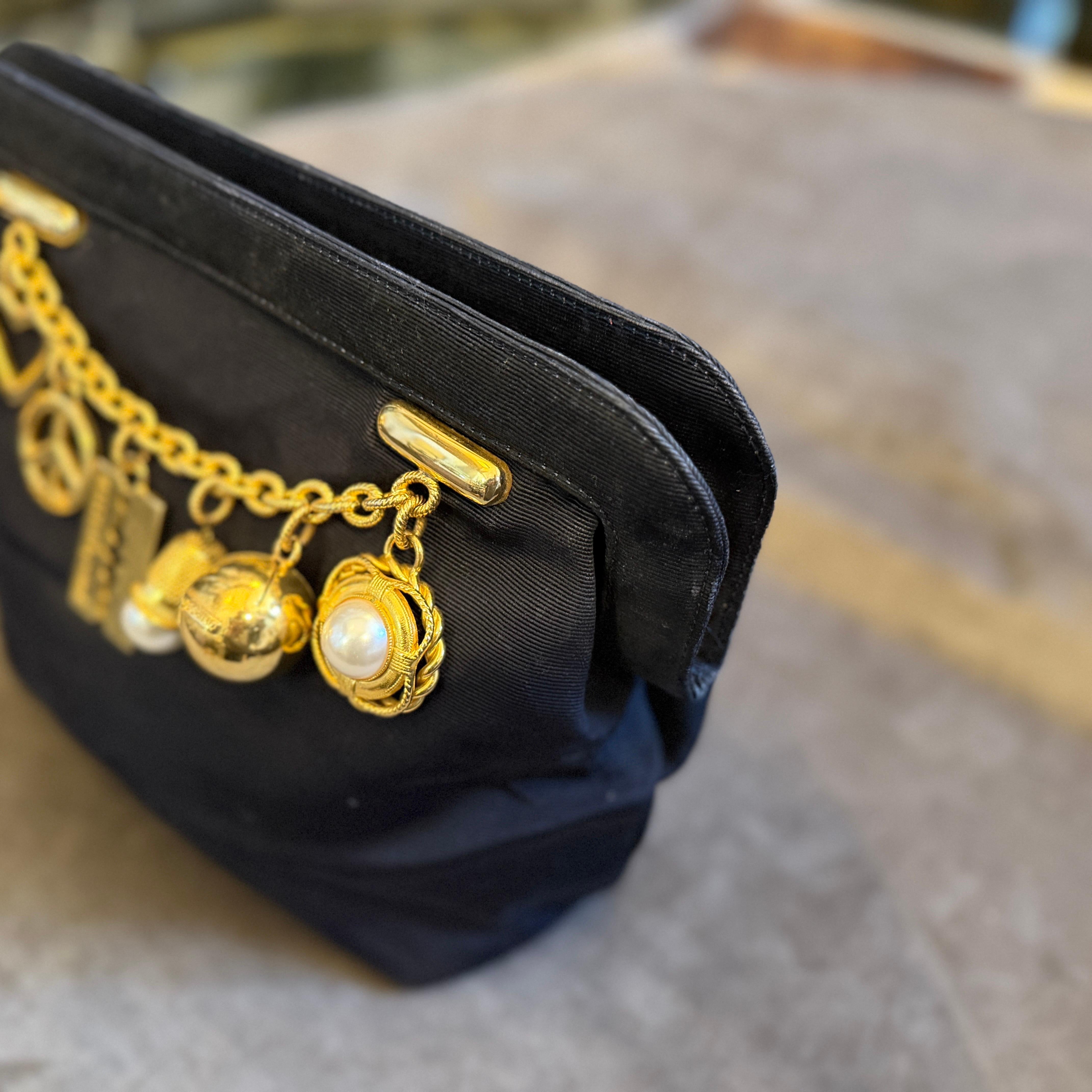 Pochette iconique des années 1980 en tissu noir et breloques en laiton de Franco Moschino en vente 8